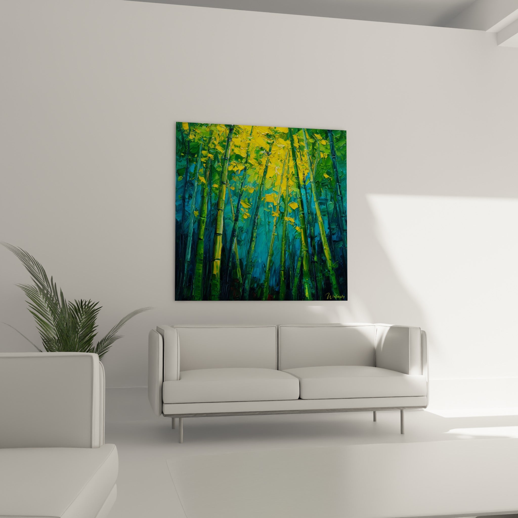 Bambou turquoise et vert traversé de lumière jaune, suspendu au-dessus d'un canapé dans un salon lumineux