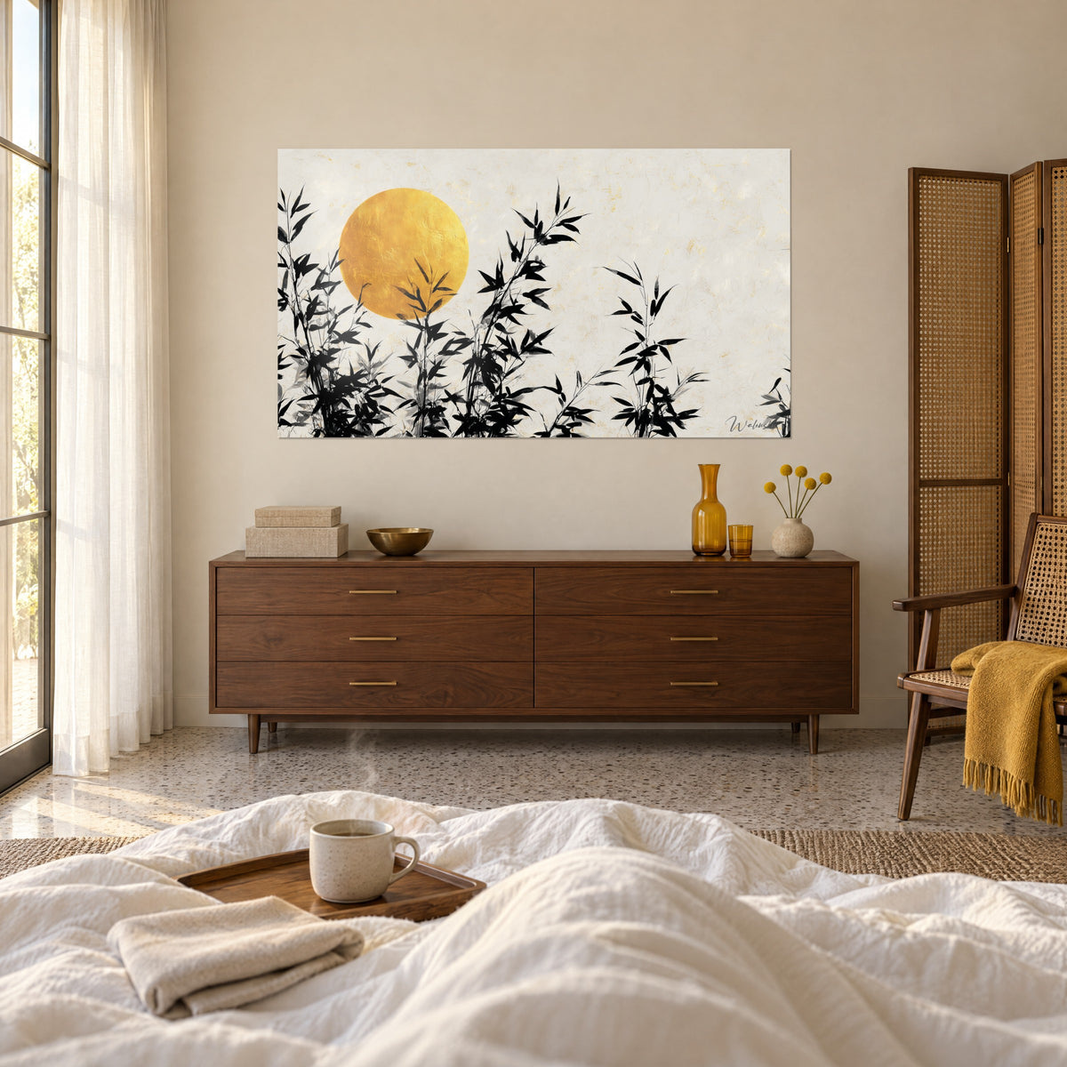 Quadro con astro giallo zafferano circondato da fogliame sottile e nero su fondo avorio, sopra un letto in una camera luminosa