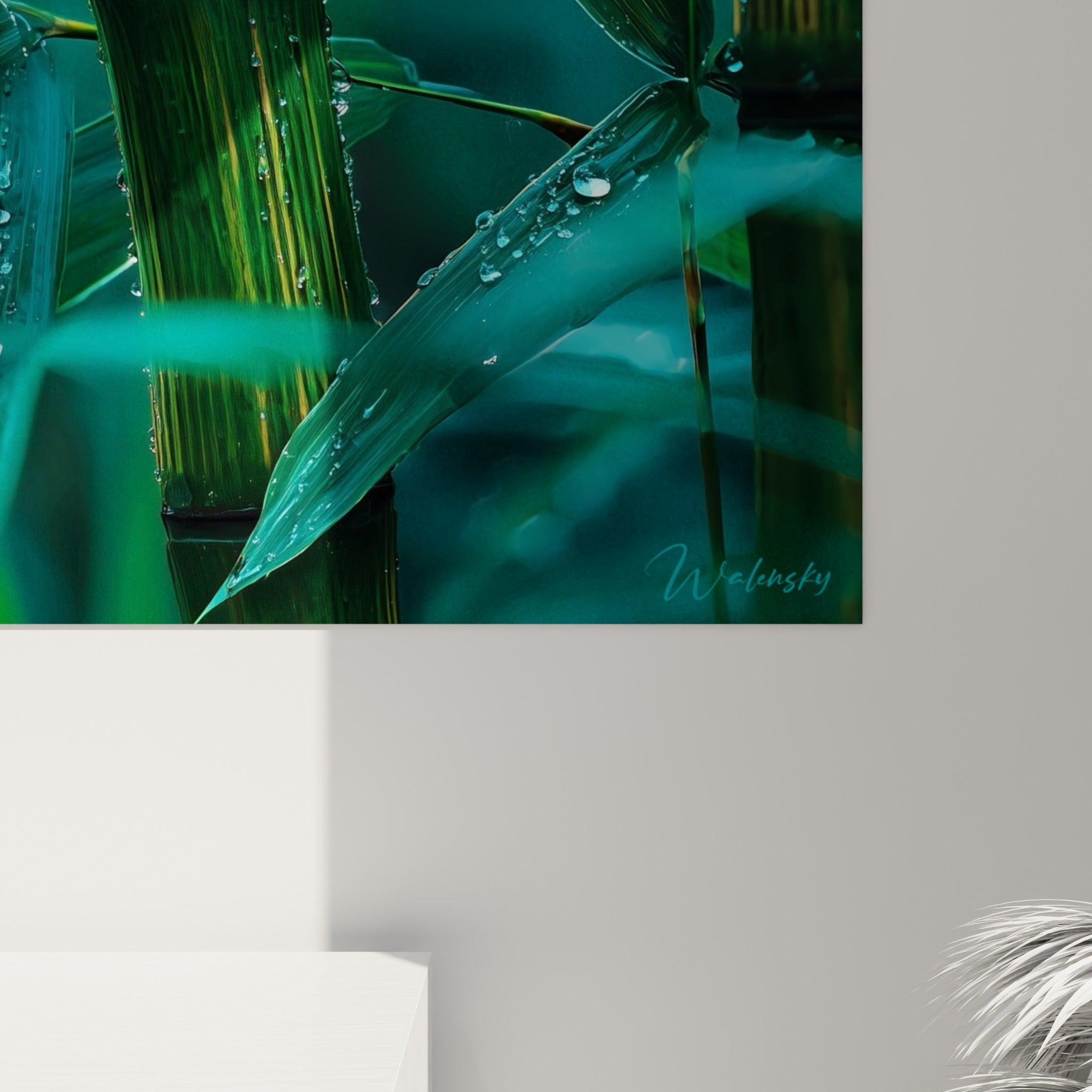 Détail de gouttes d'eau sur feuilles de bambou turquoise, grain fin et reflets lumineux visibles