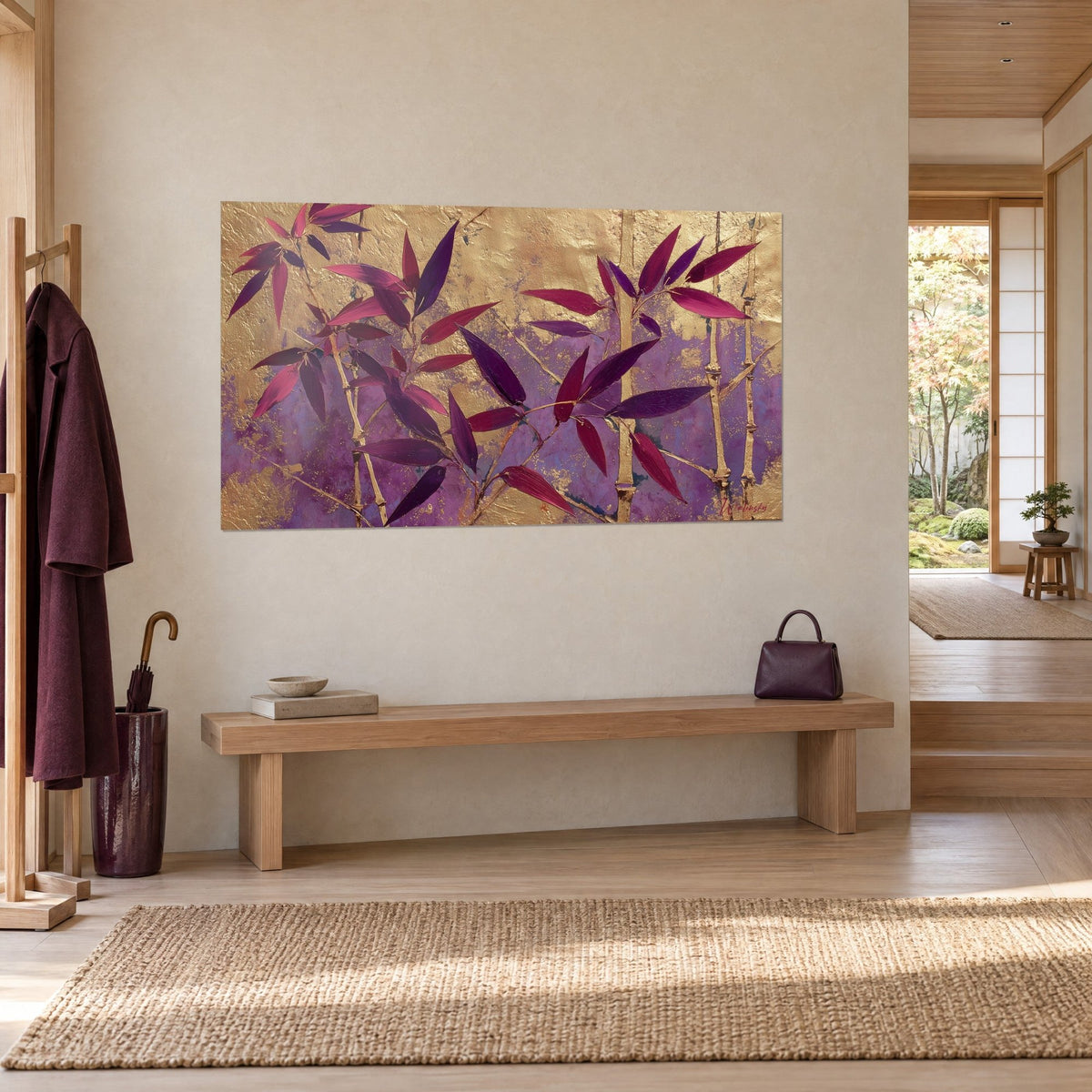 Tableau tiges dorées et lames de feuillage violettes sur fond d'or et de mauve, vue de trois-quarts dans un couloir japandi clair