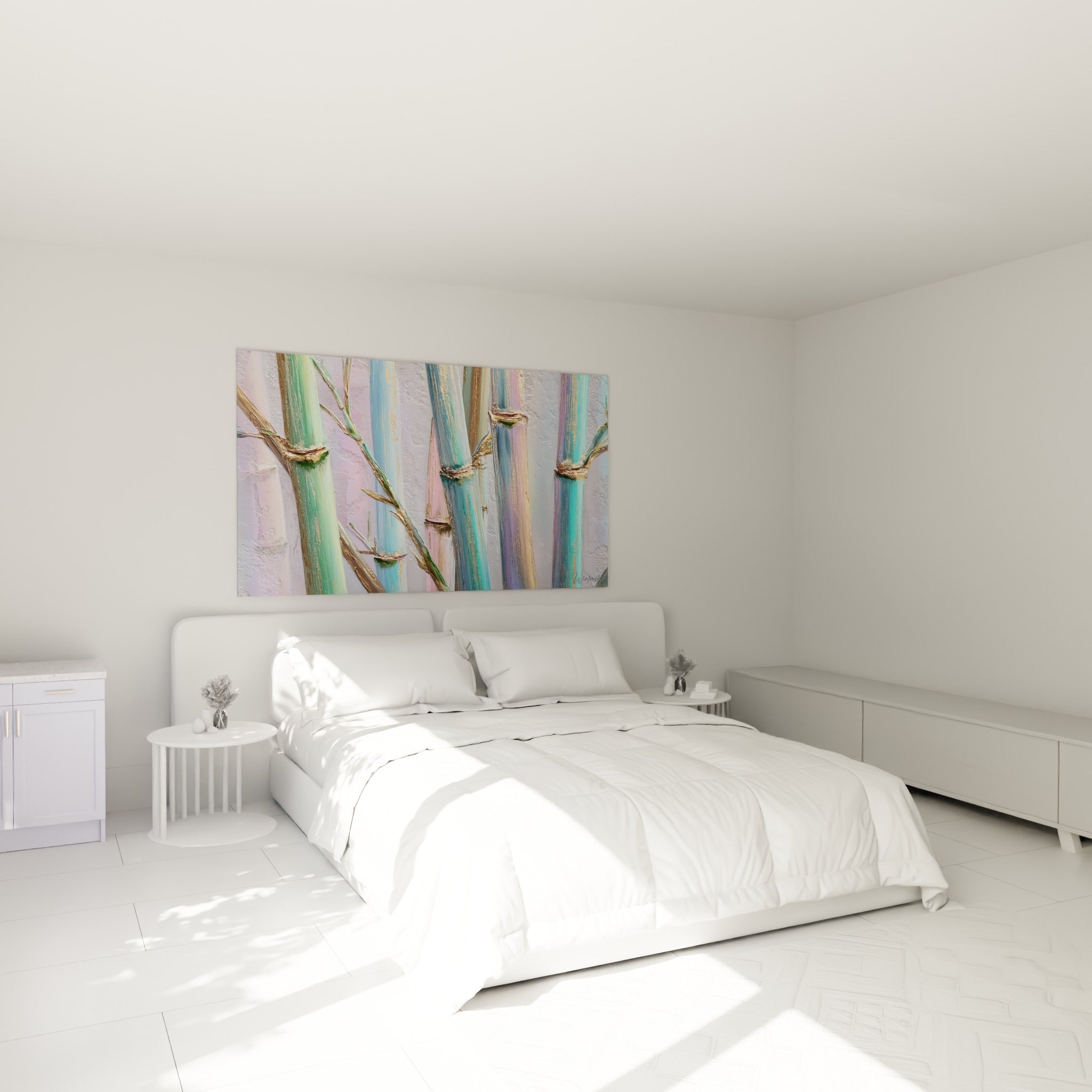 Tiges de bambou turquoise et mauve accrochées au-dessus d'un lit dans une chambre claire