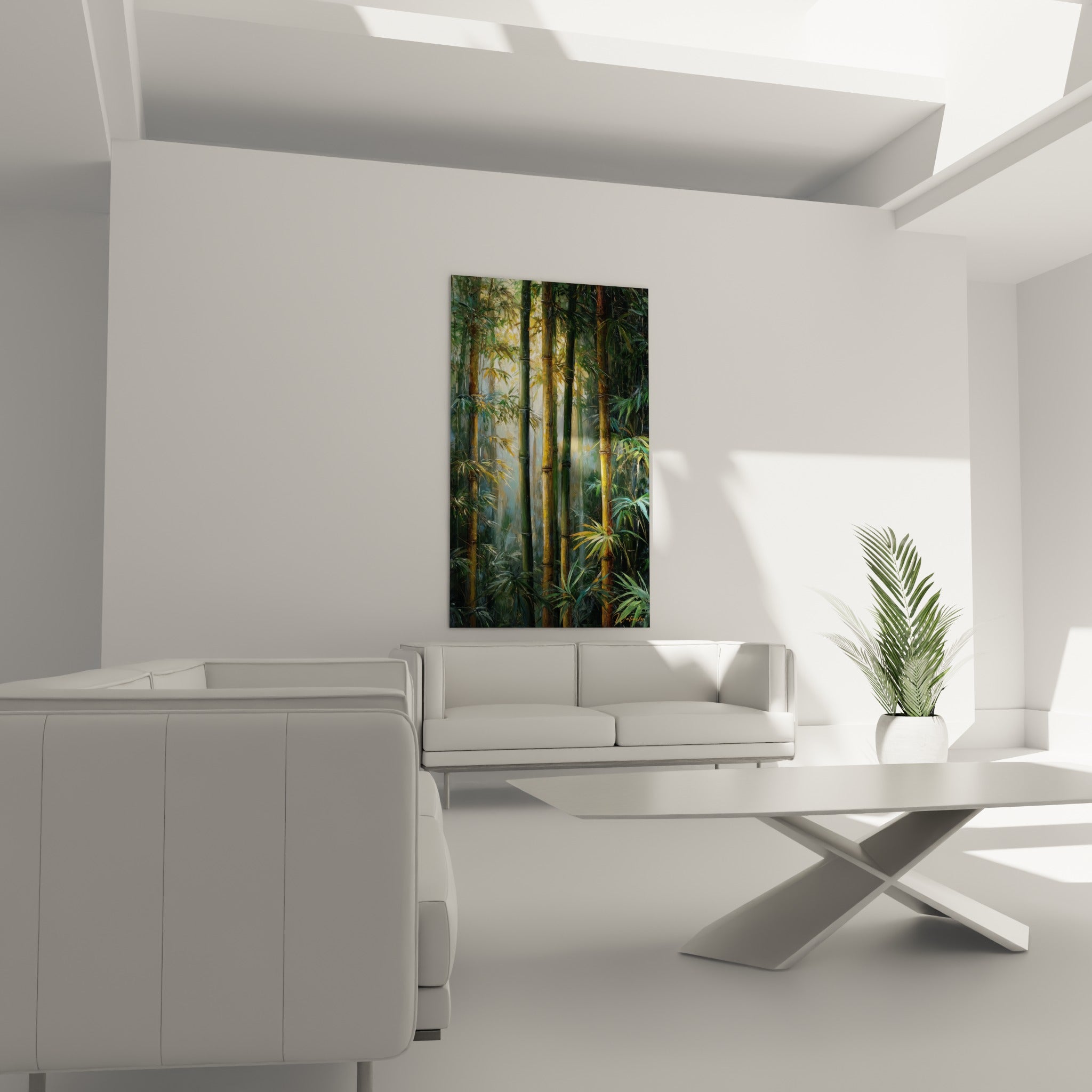 Bambou aux nœuds bruns et feuillage vert sombre, suspendu au-dessus d'un canapé dans un salon lumineux