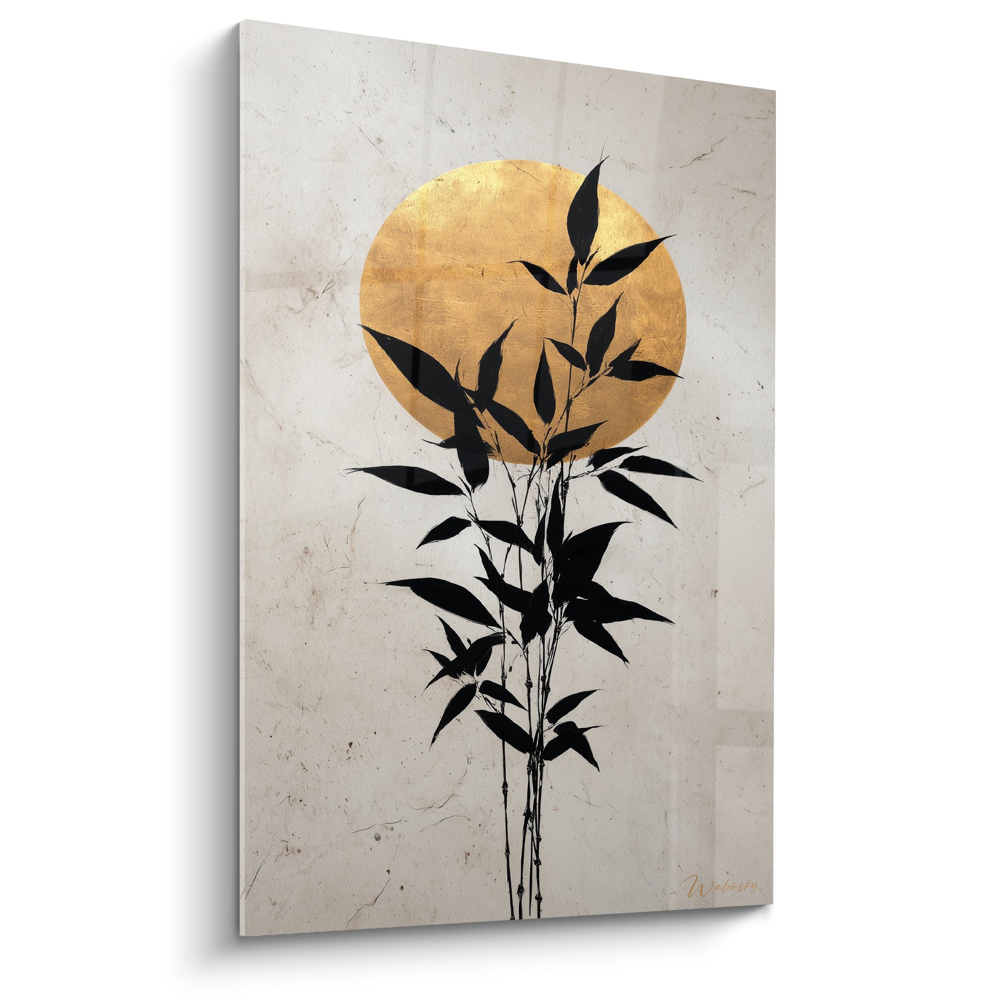 Bambou noir se déploie devant un disque doré sur fond beige marbré texturé