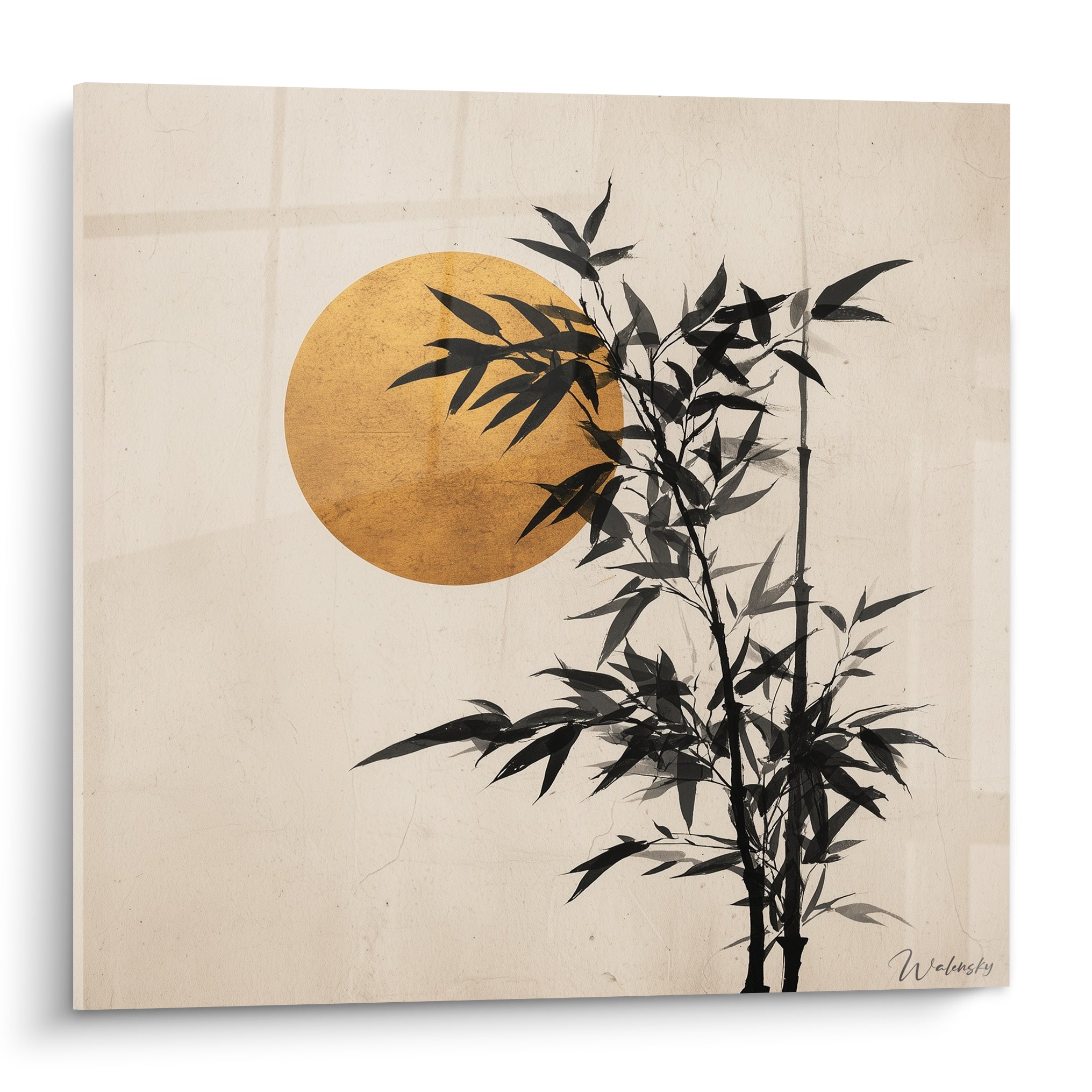 Bambou noir se dresse devant un soleil doré sur fond beige texturé, style japonisant graphique