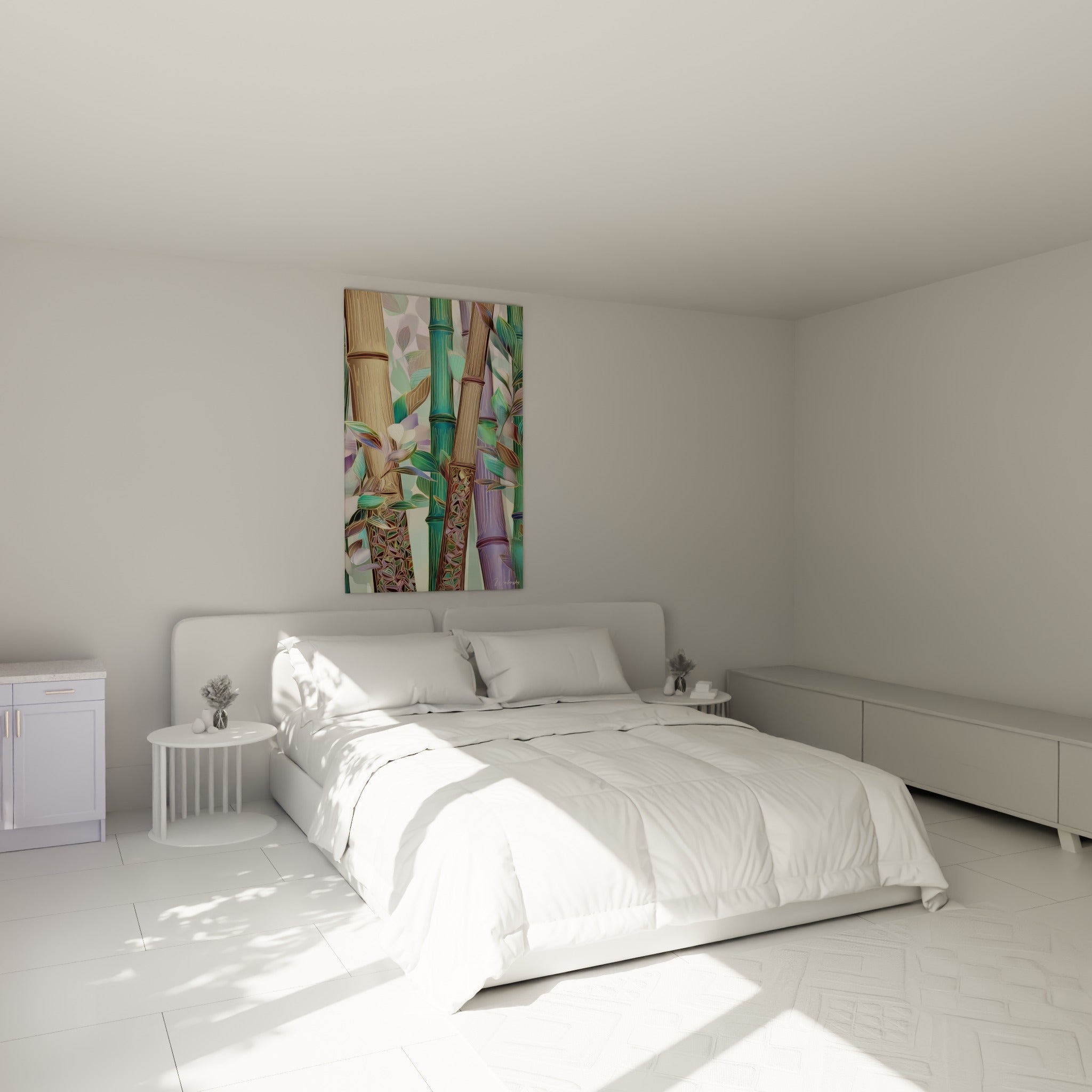 Bambous ocre et émeraude aux nœuds texturés accrochés au-dessus d'un lit dans une chambre claire