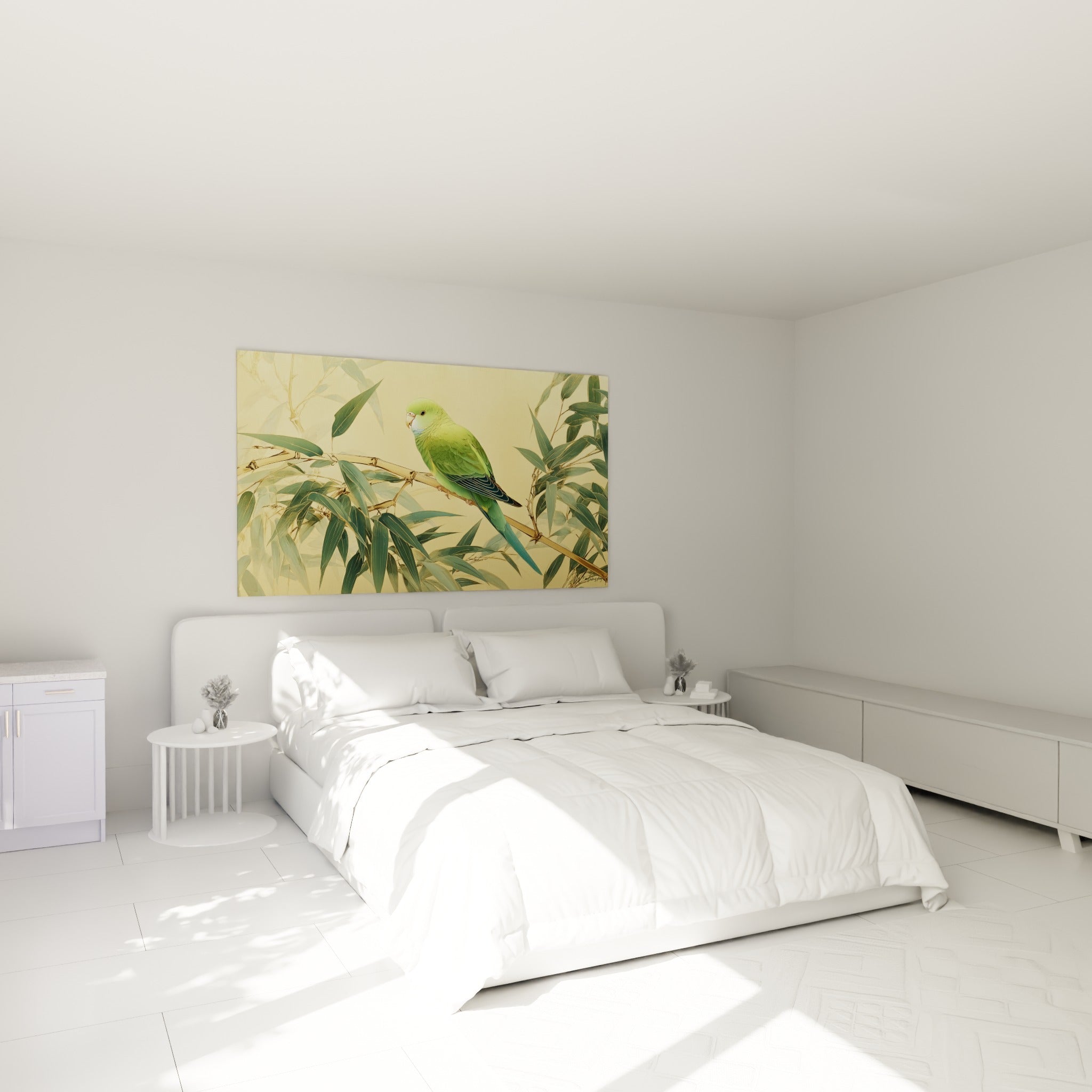 Oiseau vert et bleu nuit sur bambou doré, au-dessus d'un lit dans une chambre claire
