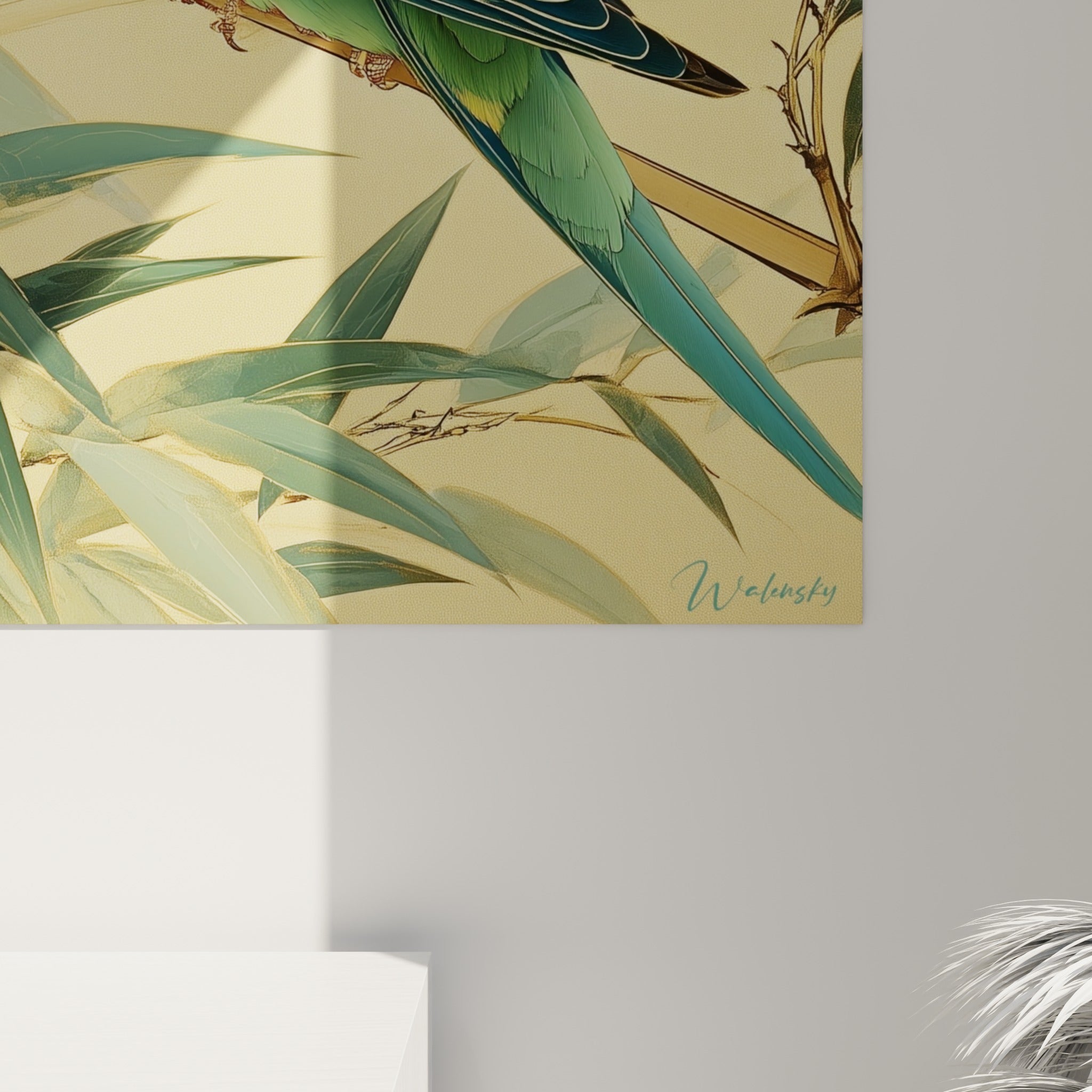 Détail du plumage vert émeraude et des reflets bleu pétrole sur la toile texturée de l'œuvre