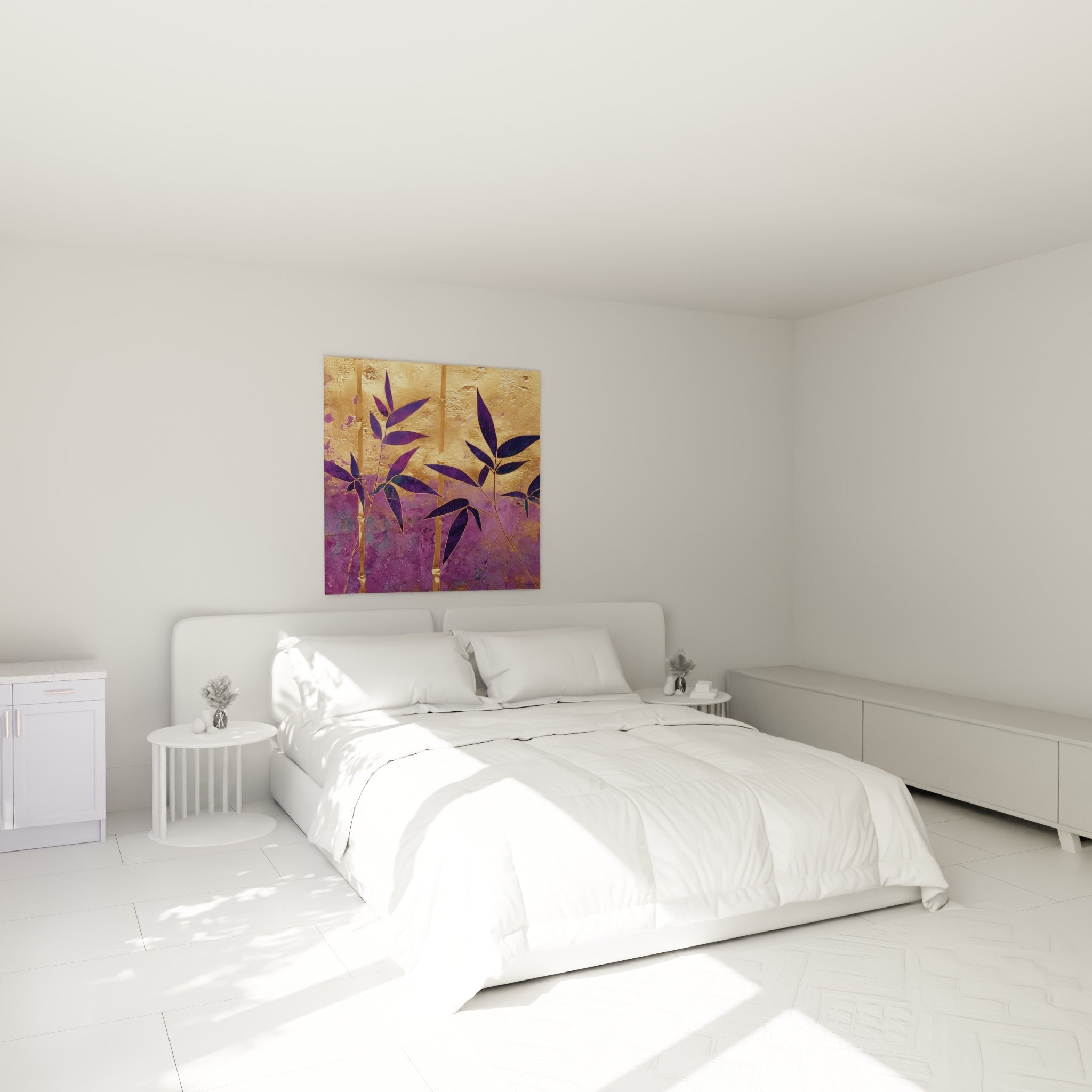Feuillage de bambou violet et doré au-dessus d'un lit dans une chambre claire