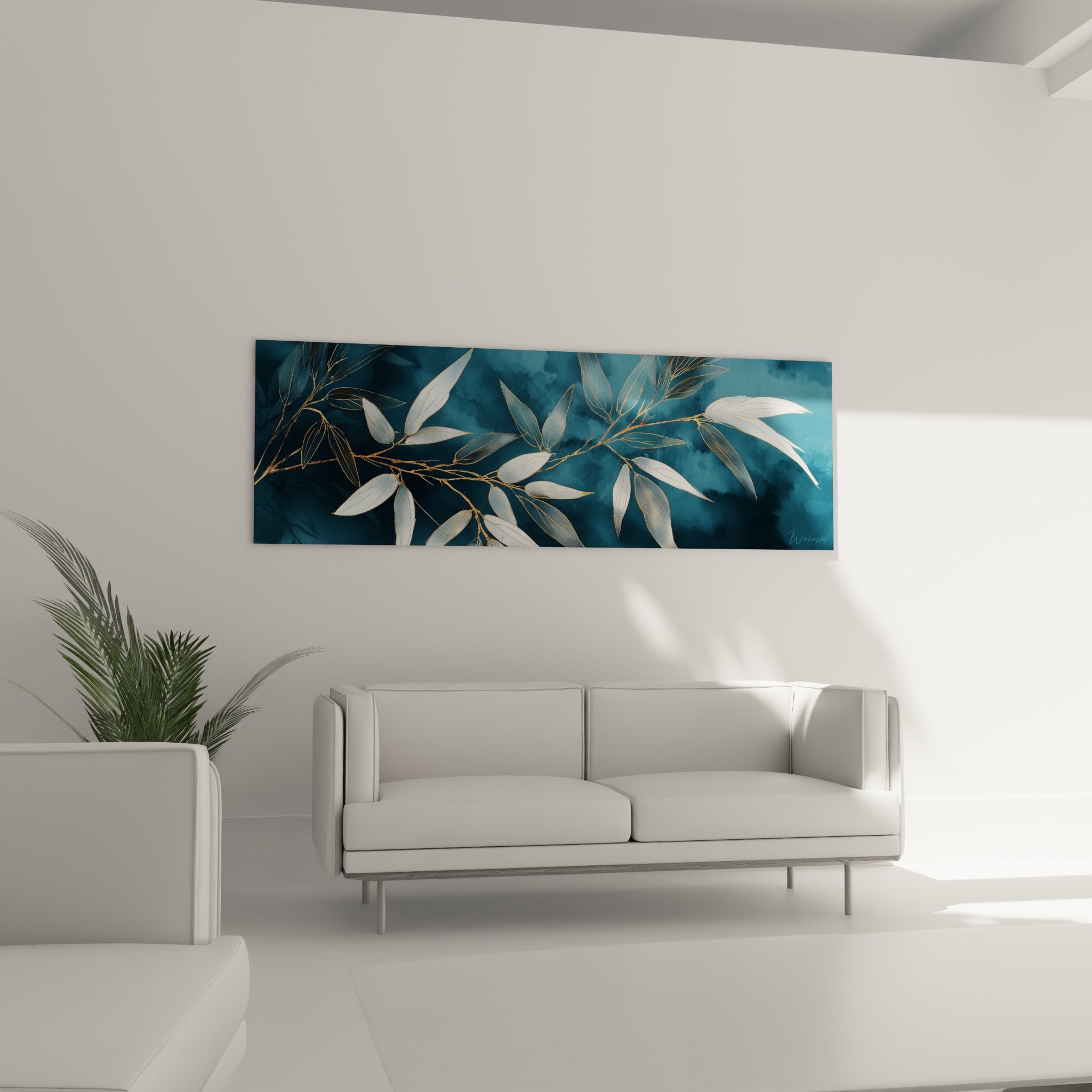 Rameau de bambou blanc et bleu marine au-dessus d'un canapé dans un salon lumineux