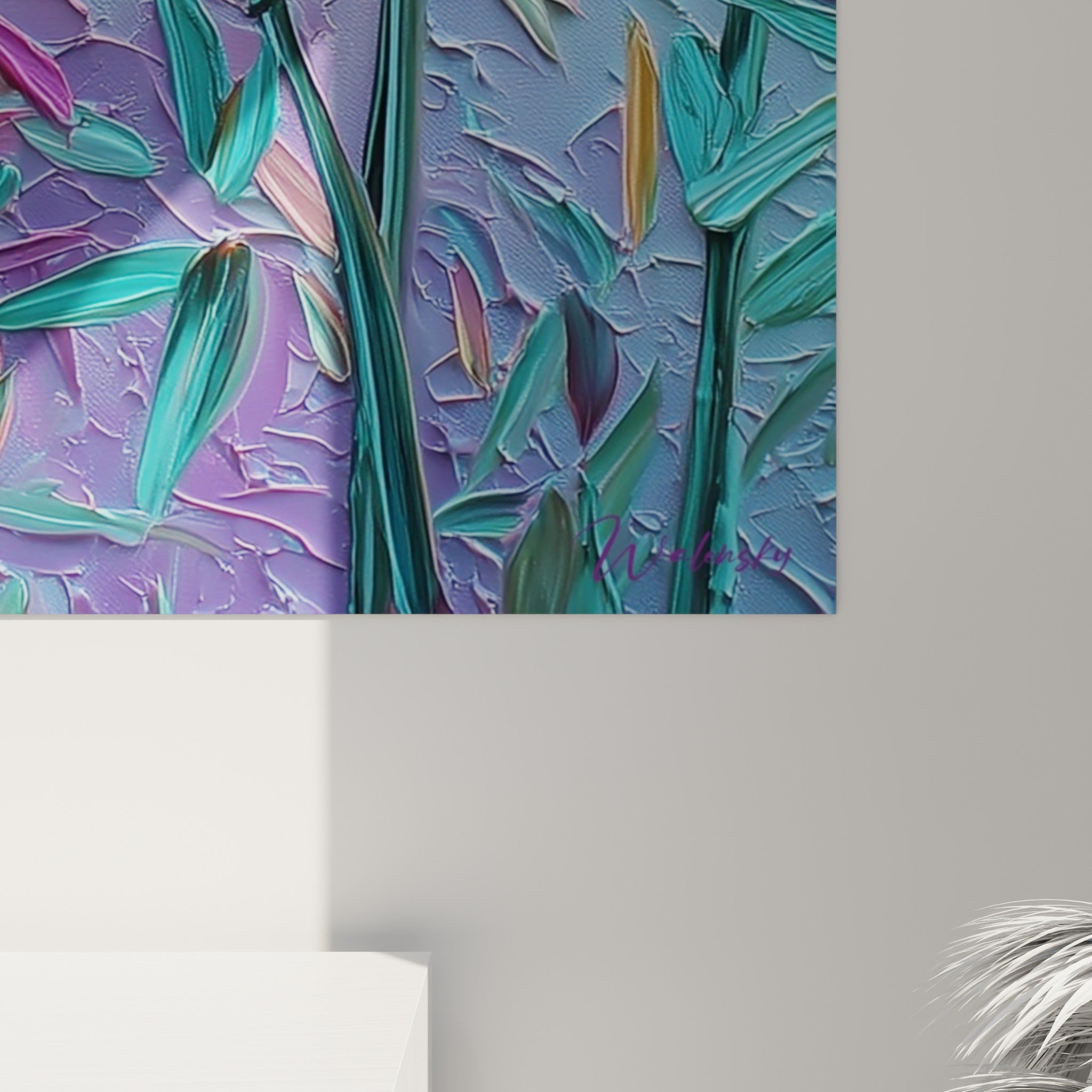 Empâtements et coulures de peinture turquoise, violette et dorée révélant le relief du bambou peint