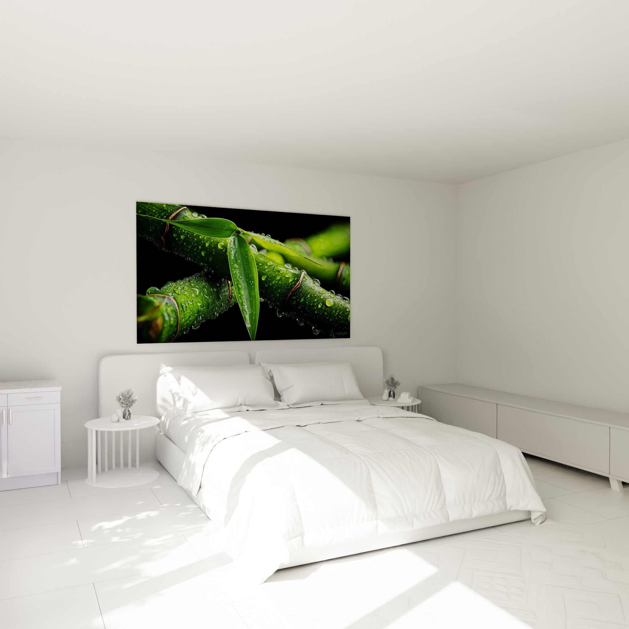 Tige de bambou verte perlée de rosée accrochée au-dessus d'un lit dans une chambre claire