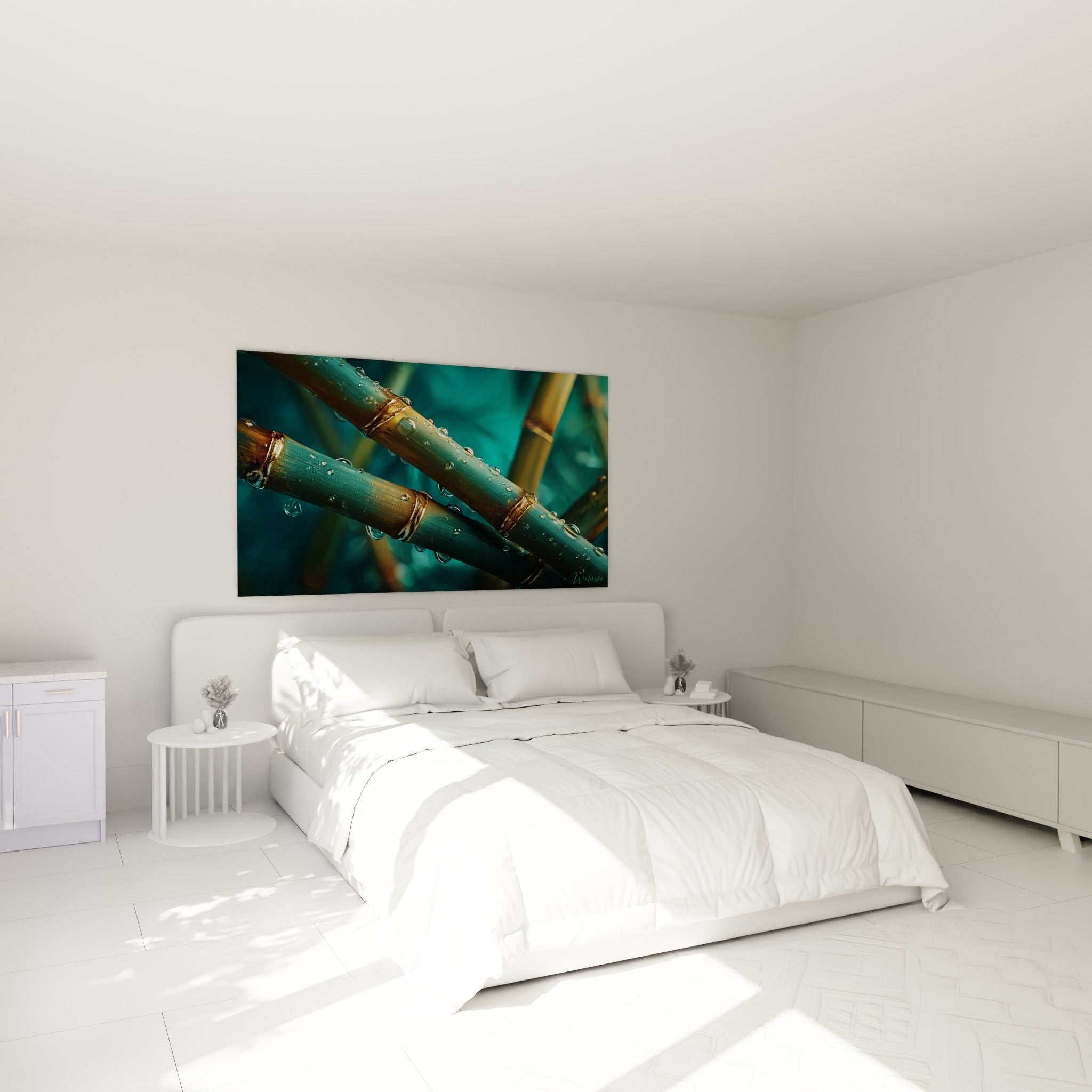Bambou turquoise aux reflets dorés et gouttes de rosée, accroché au-dessus d'un lit dans une chambre claire