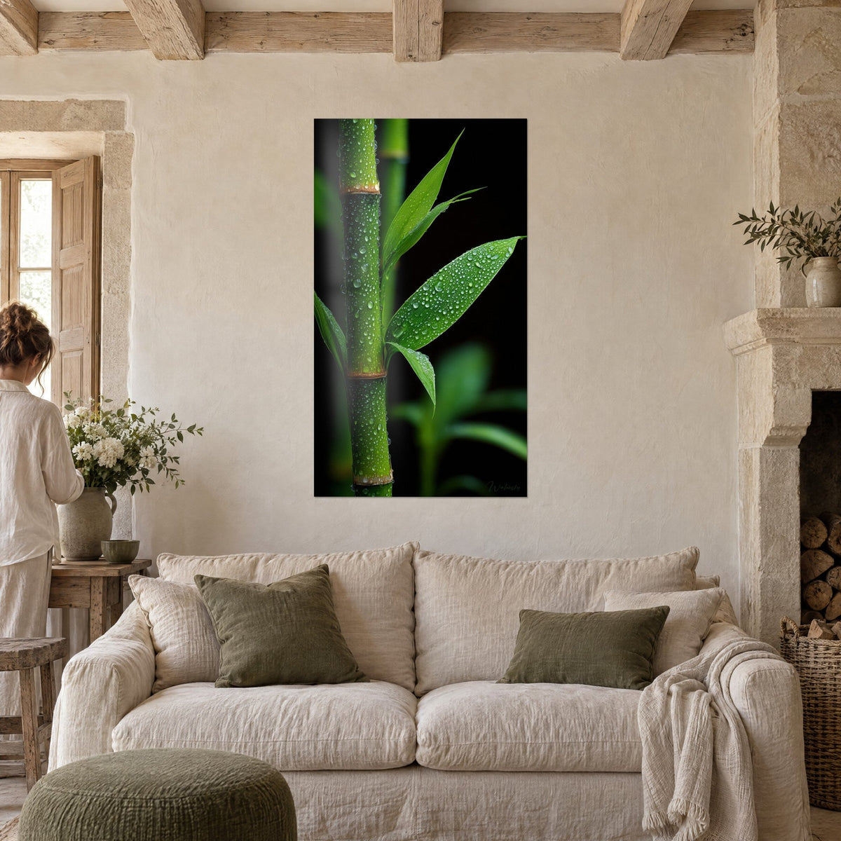 Quadro di un fusto di bambù verde punteggiato di rugiada su fondo nero, appeso in un soggiorno in pietra sopra un divano in un salotto luminoso