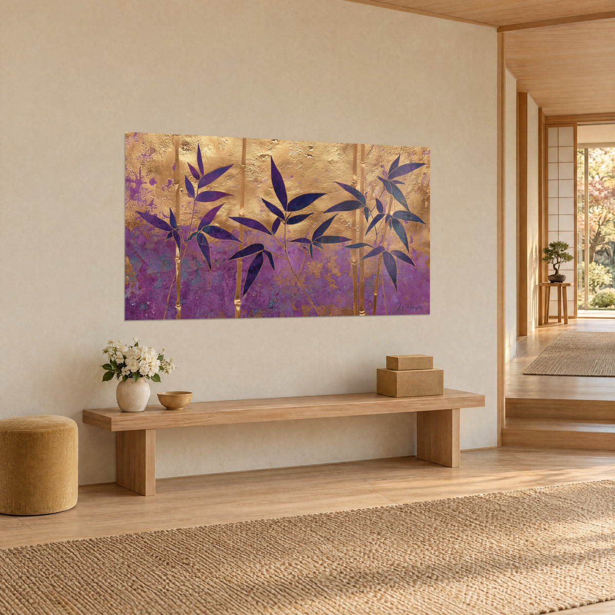 Quadro radura preziosa con steli dorati e foglie indaco su sfondo porpora, vista di tre quarti in un corridoio japandi