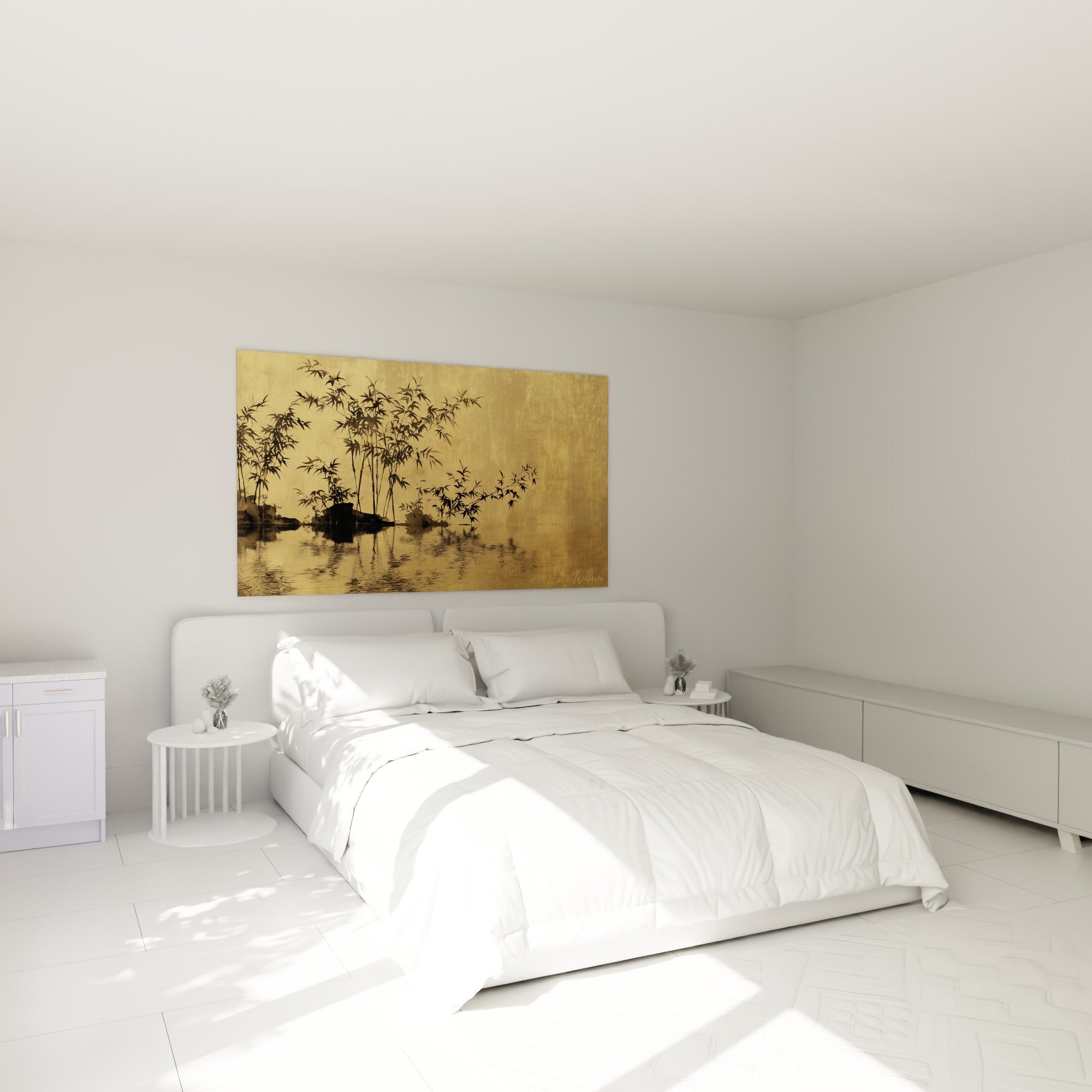 Silhouettes de bambou noir sur fond doré, accrochées au-dessus d'un lit dans une chambre claire