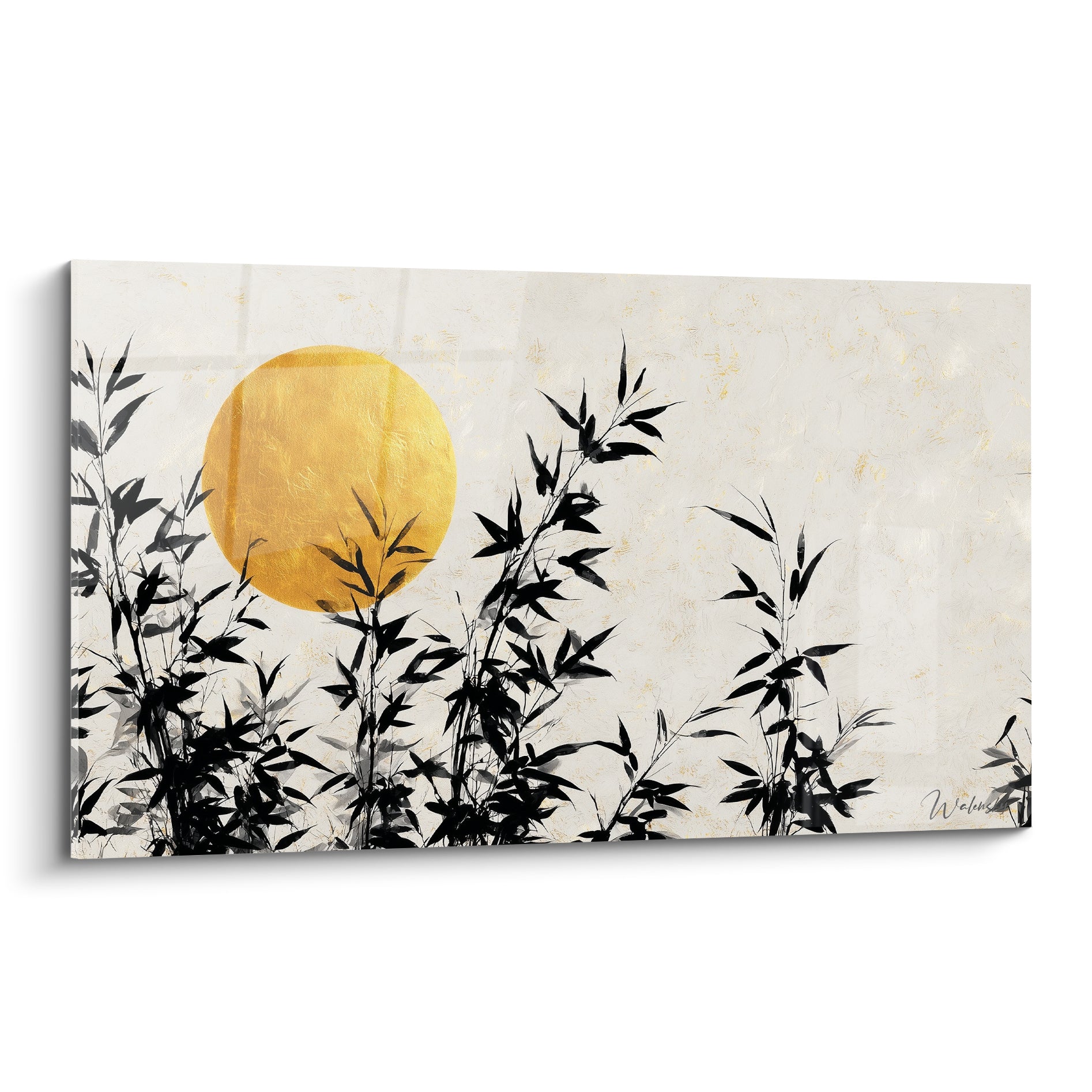Bambous noirs élancés devant un soleil doré sur fond ivoire texturé, style encre japonaise épurée