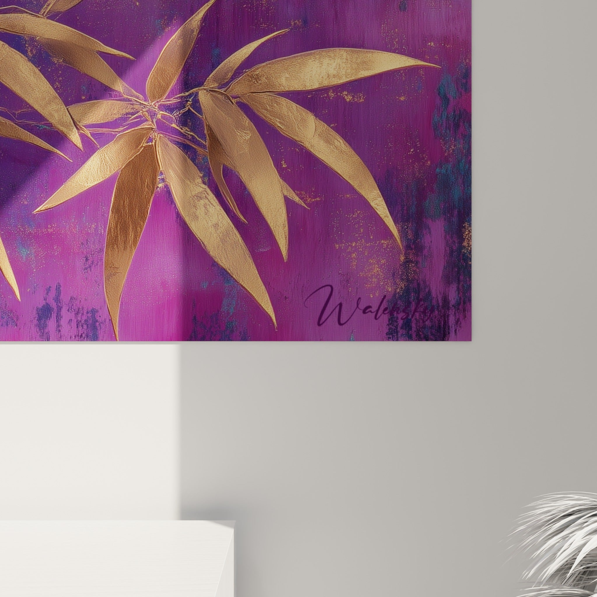 Empâtements dorés et coulures cuivrées se détachant sur la texture veloutée du violet et du magenta