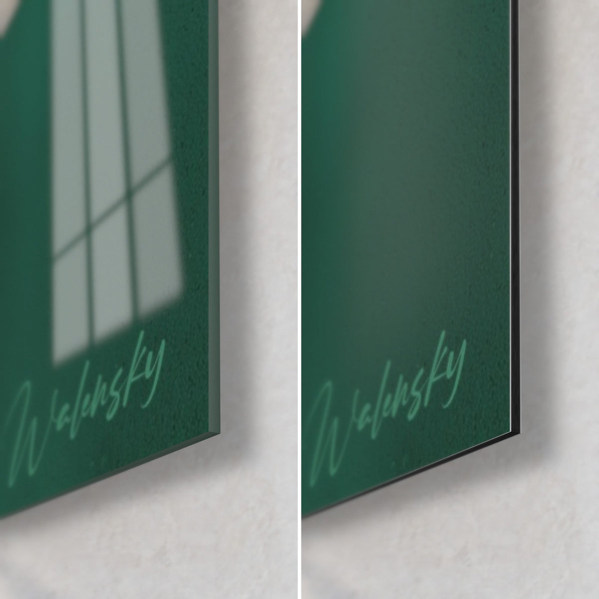 Tableau bambou doré sur vert émeraude, coin bas droit : verre brillant à reflets, alu Dibond noir mat, tranche de 3 mm