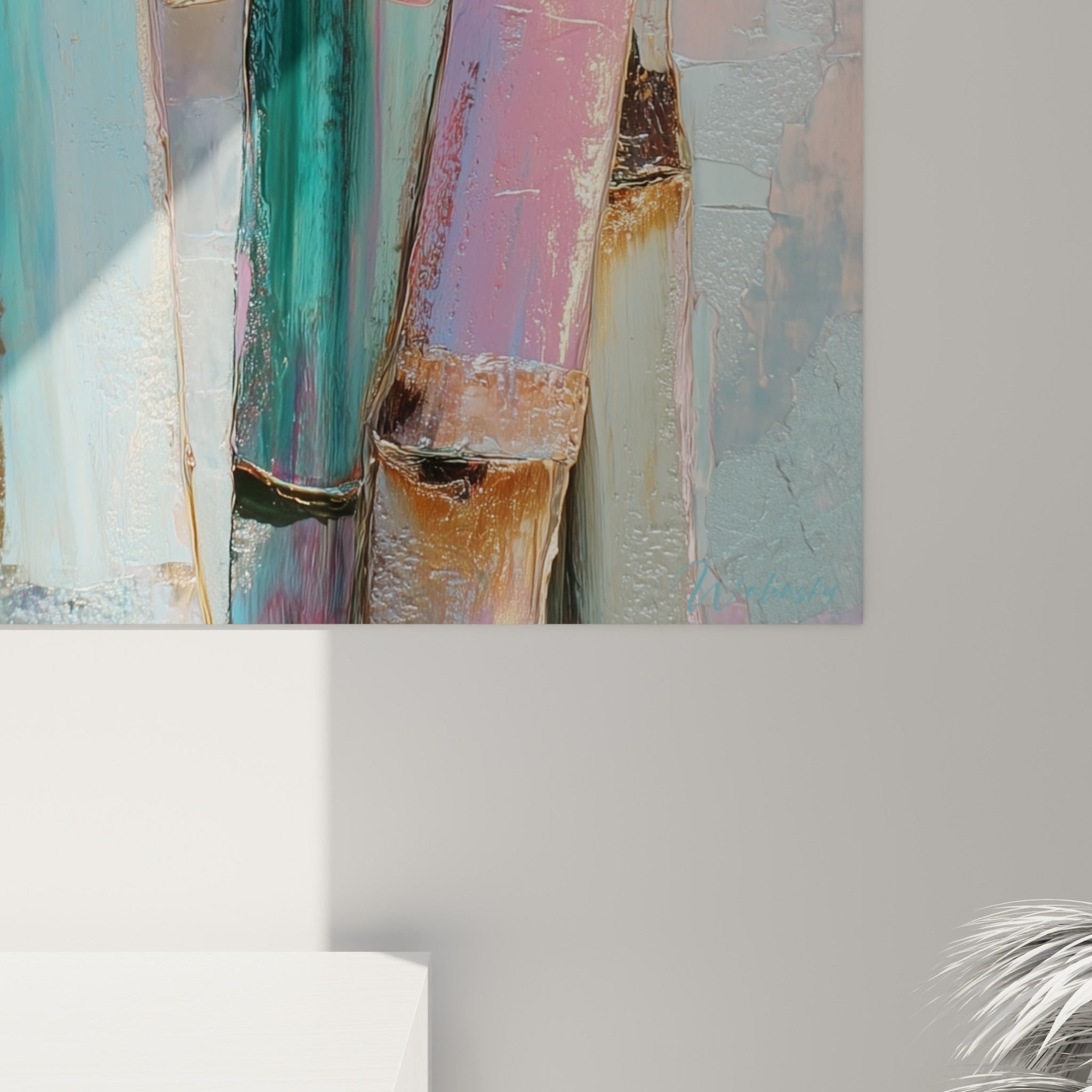 Bambou en gros grain, empâtements roses et turquoise se mêlant aux coulures dorées de la toile