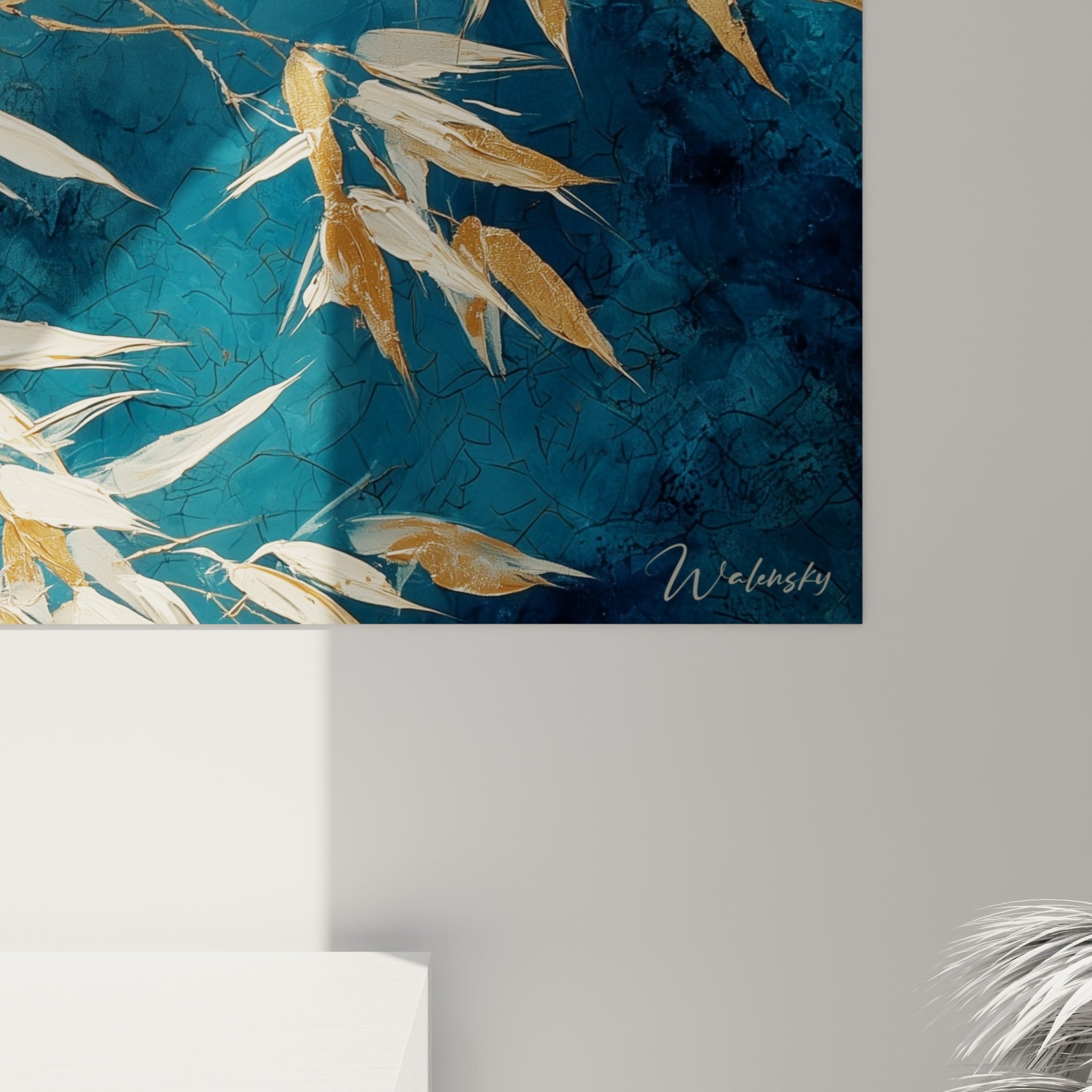 Empâtements dorés et coulures bleu marine visibles sur la toile de ce tableau bambou