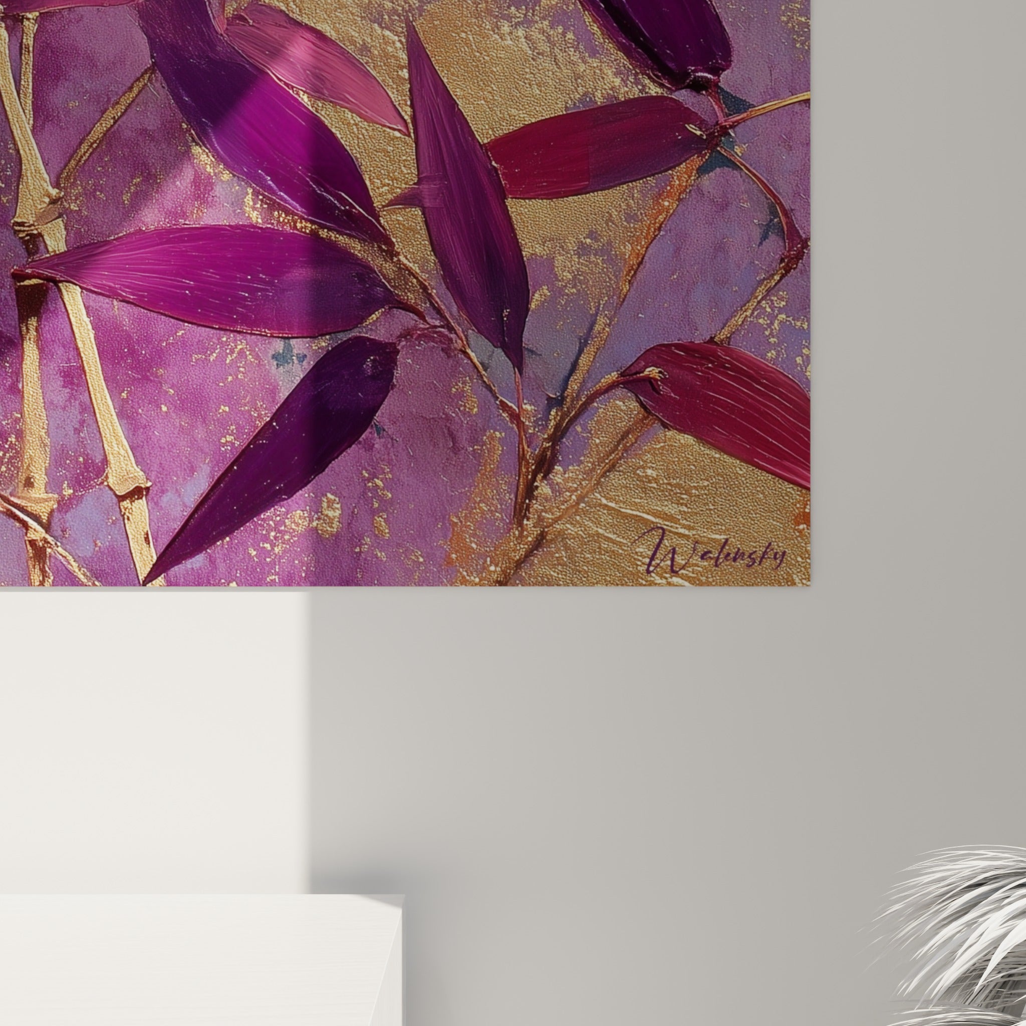 Empâtements dorés et coulures pourpres sur les feuilles de bambou visibles en gros plan sur la toile