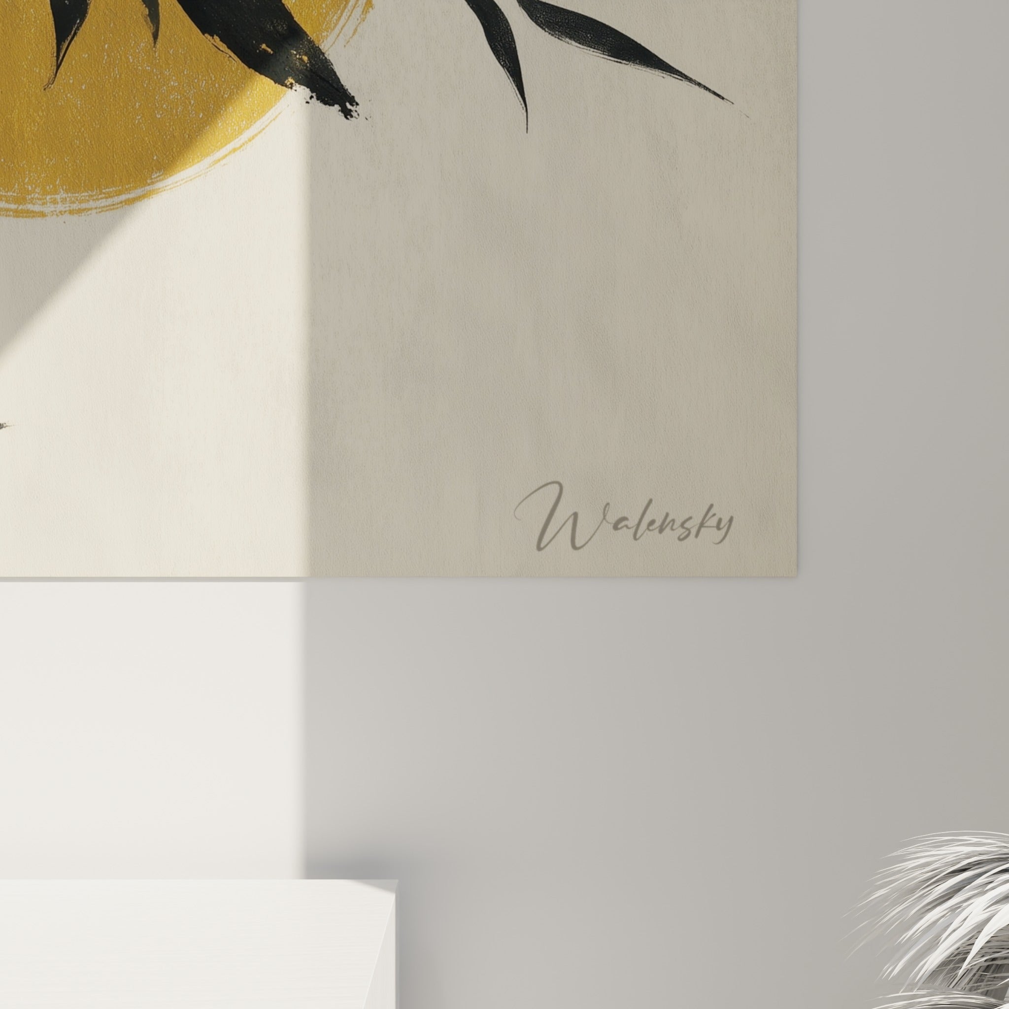 Détail des empâtements noirs et du grain doré du soleil sur la toile de bambou