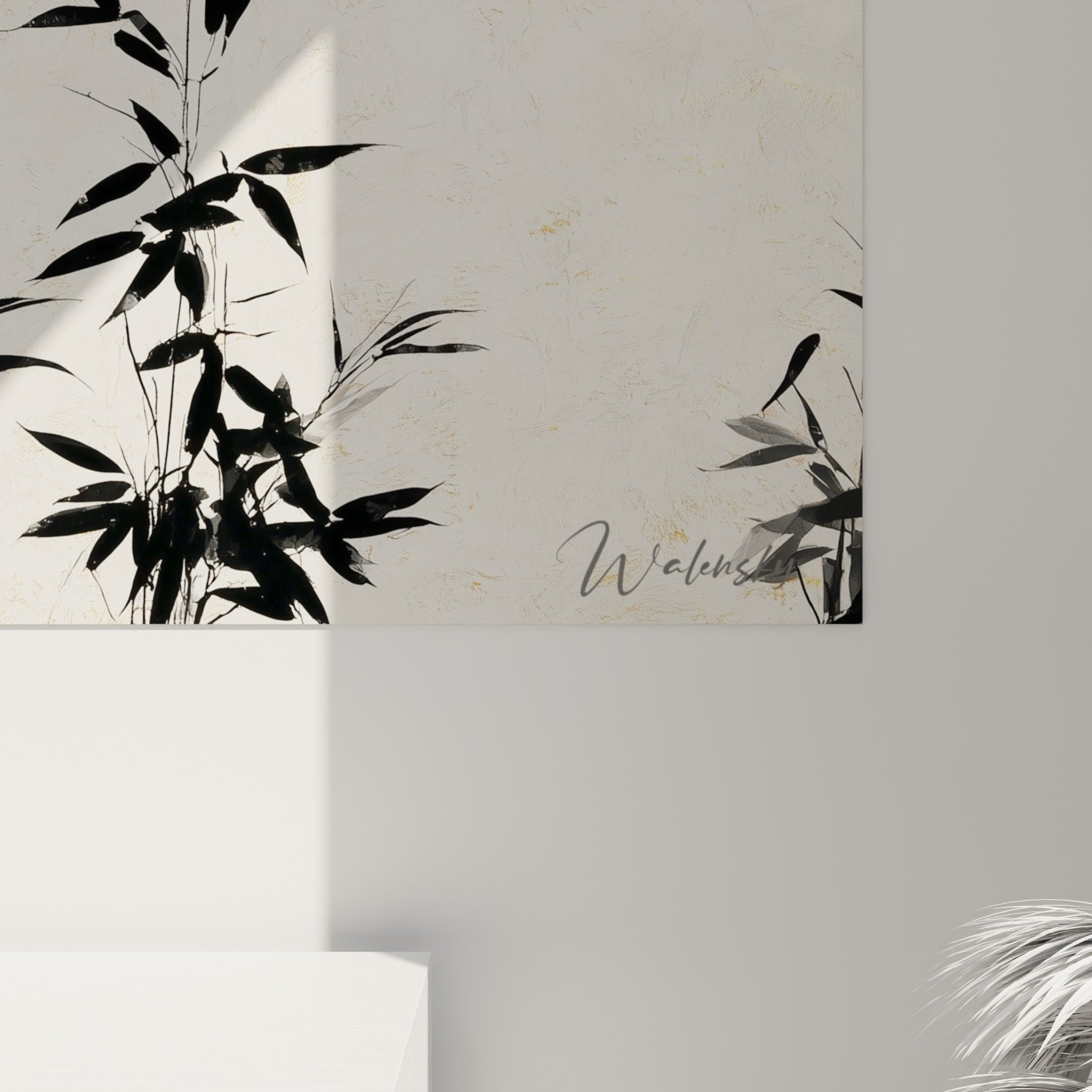 Grain texturé du disque doré et empâtements noirs des feuilles de bambou, détail rapproché de la toile