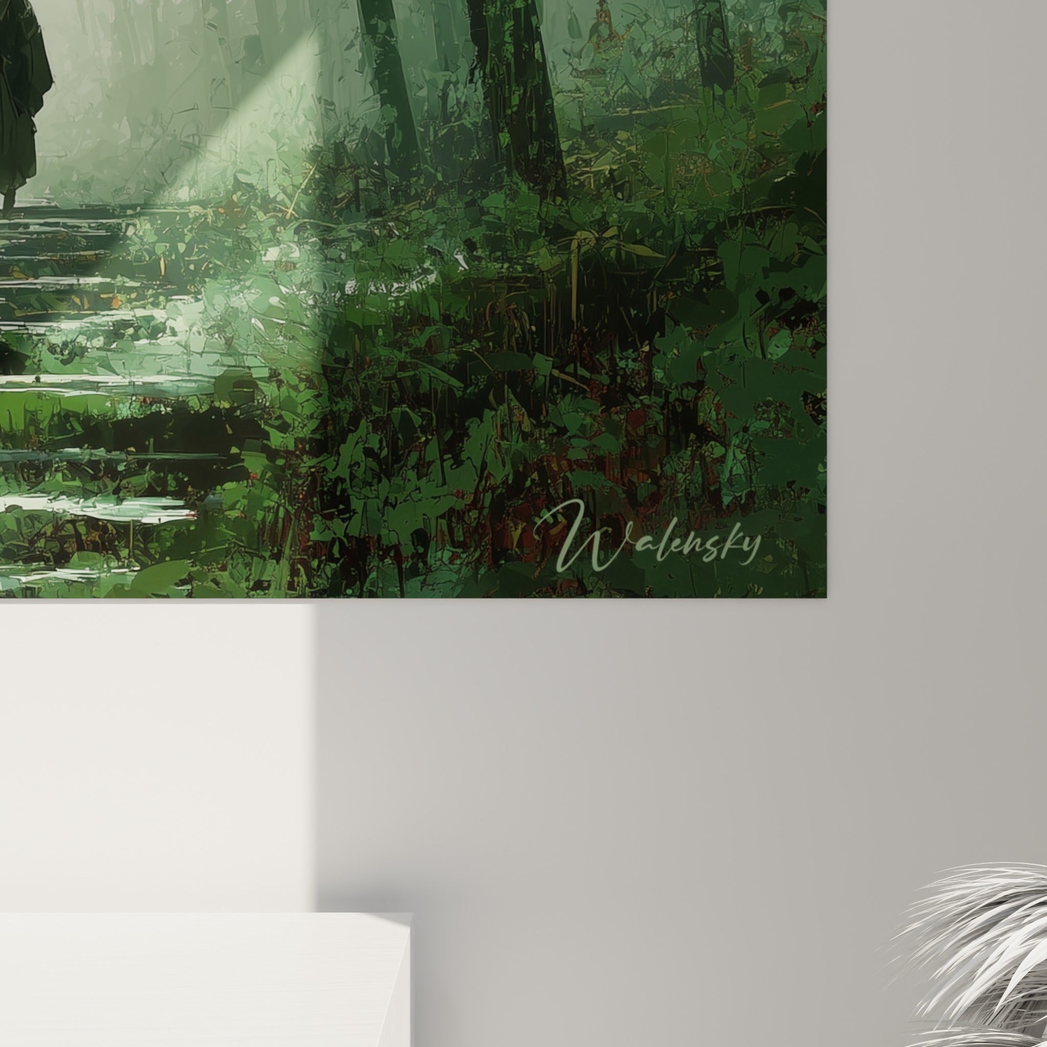 Détail des tiges de bambou peintes en vert foncé et blanc laiteux, texture picturale et brume en arrière-plan