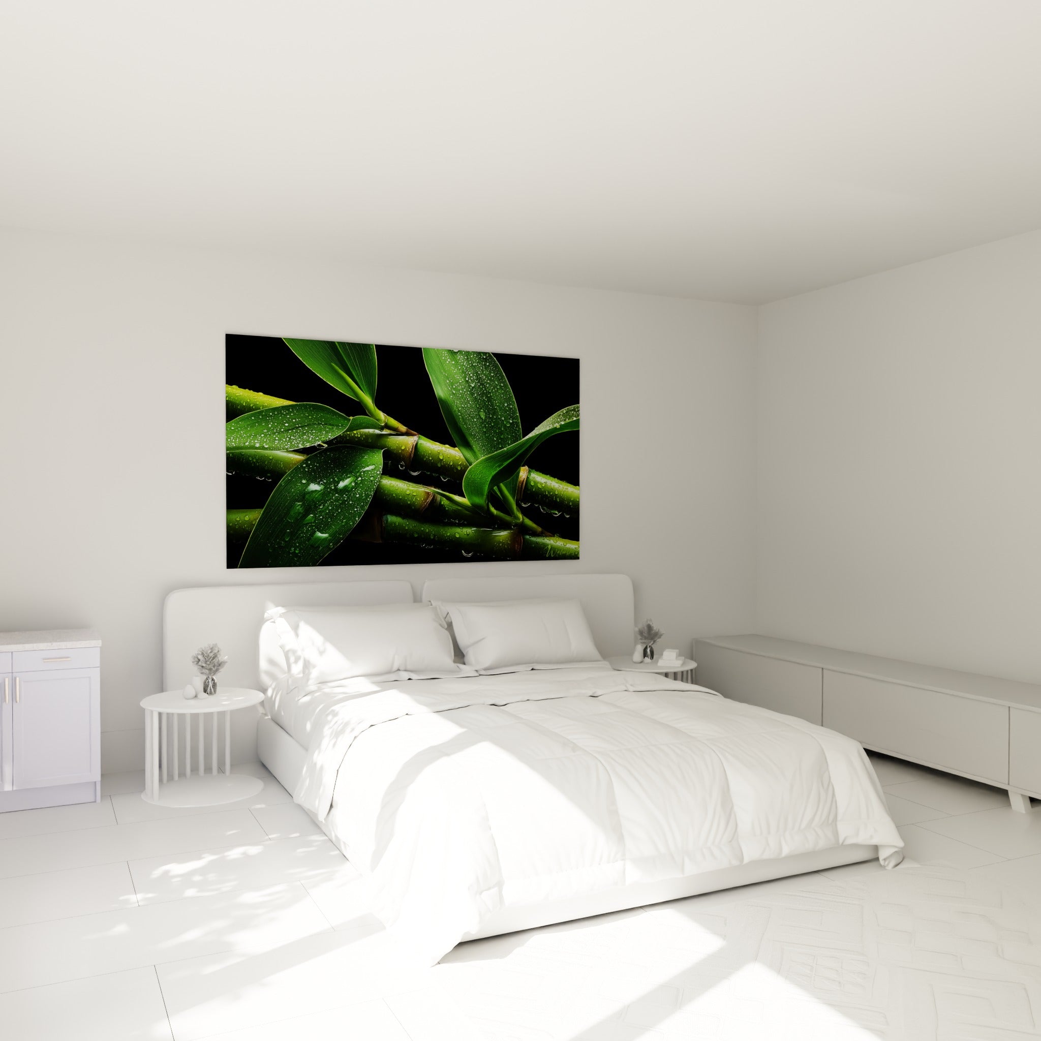 Bambou vert aux tiges brunes et gouttes scintillantes, accroché au-dessus d'un lit dans une chambre claire