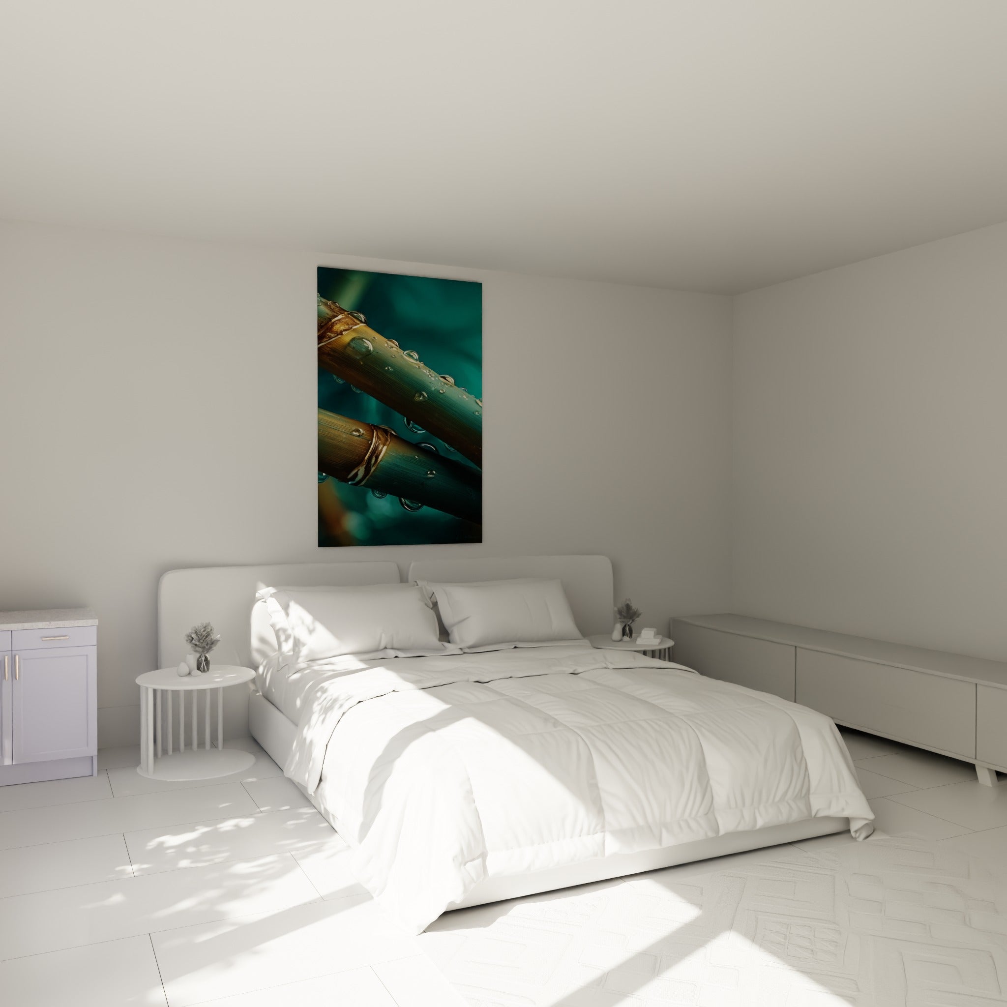 Tiges de bambou doré traversées de gouttes d'eau sur fond turquoise, au-dessus d'un lit dans une chambre claire