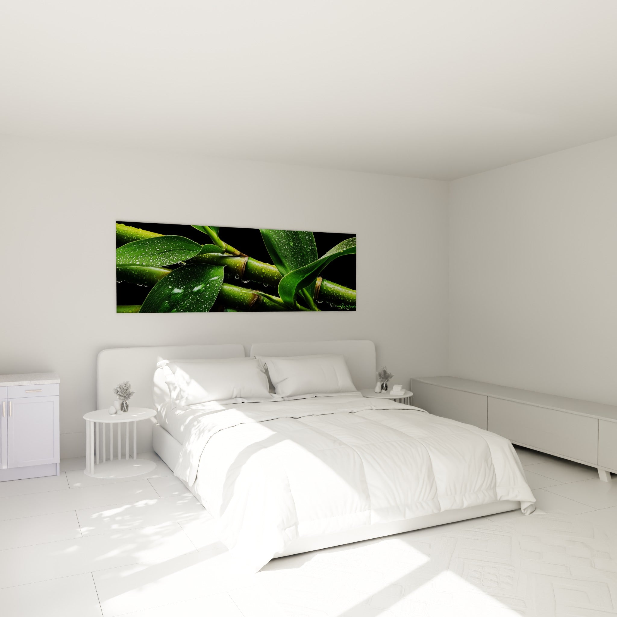 Tiges de bambou vert et doré perlées de rosée, accrochées au-dessus d'un lit dans une chambre claire