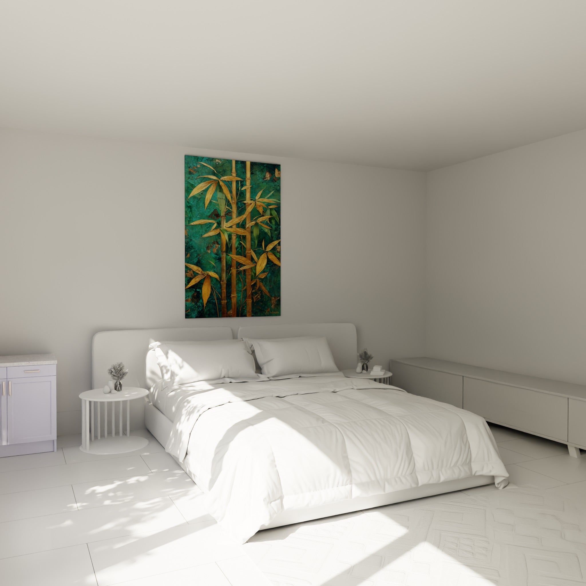Tiges de bambou doré et vert olive accrochées au-dessus d'un lit dans une chambre claire