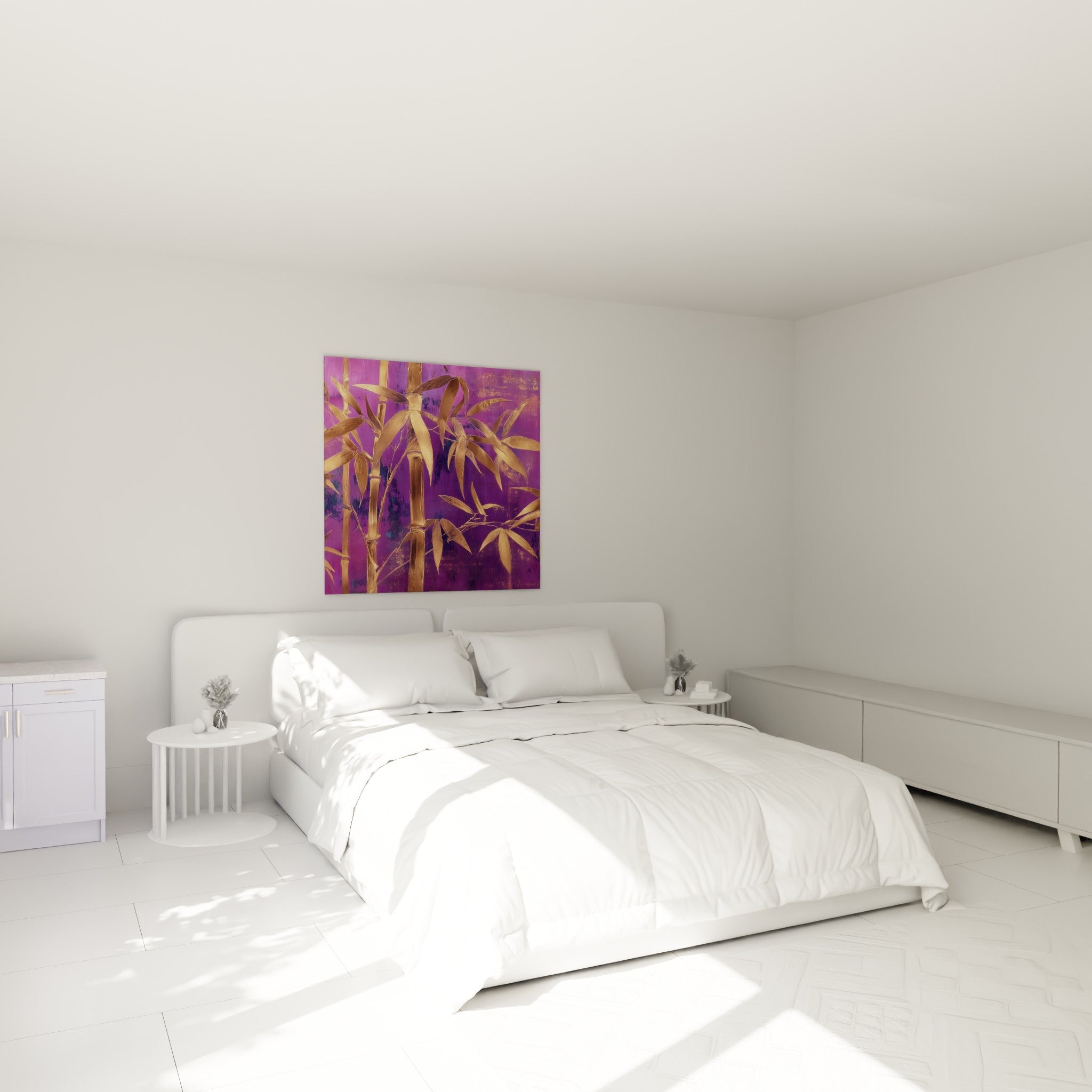 Tiges de bambou dorées sur fond violet intense, accrochées au-dessus d'un lit dans une chambre claire