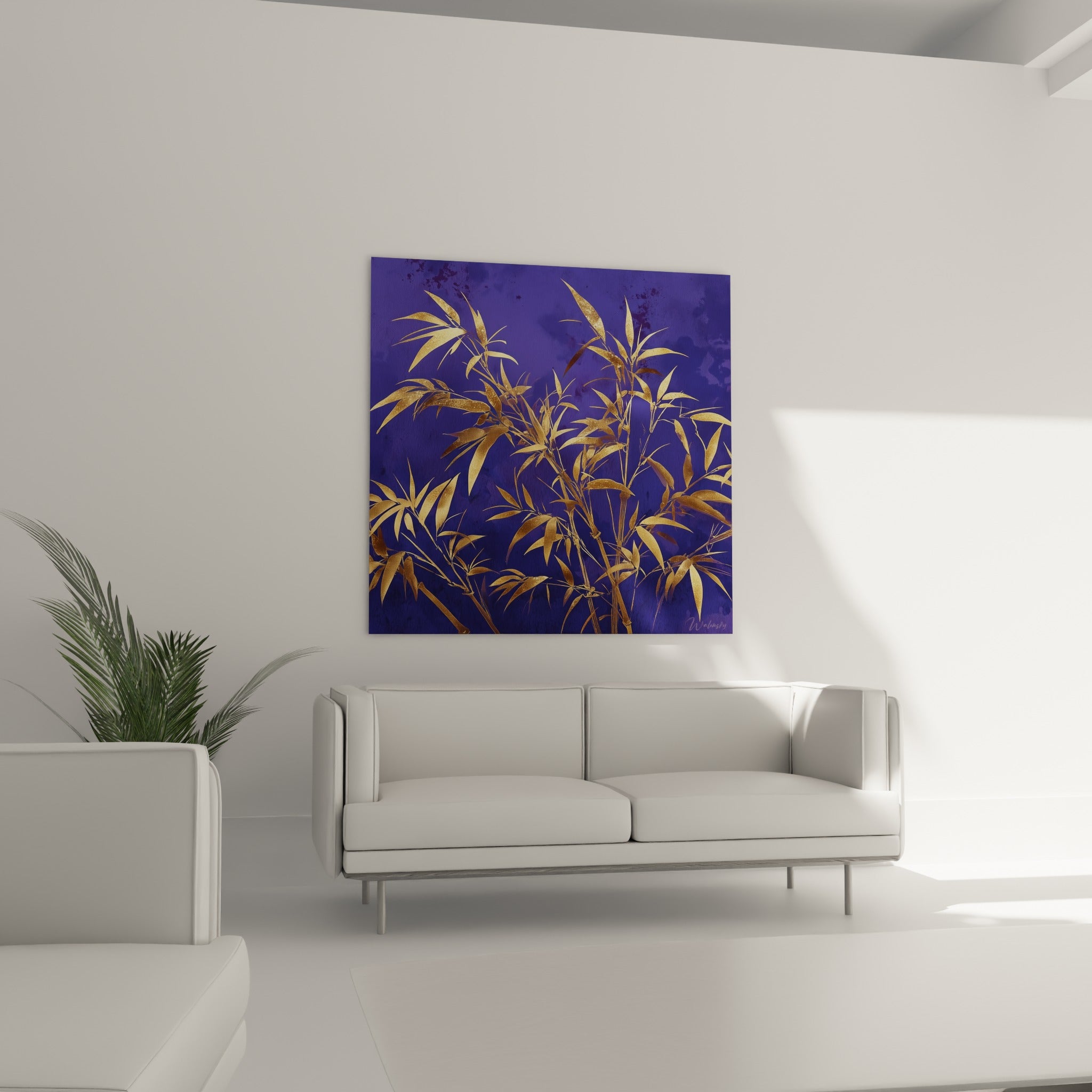 Feuillages dorés de bambou sur fond violet accrochés au-dessus d'un canapé dans un salon lumineux