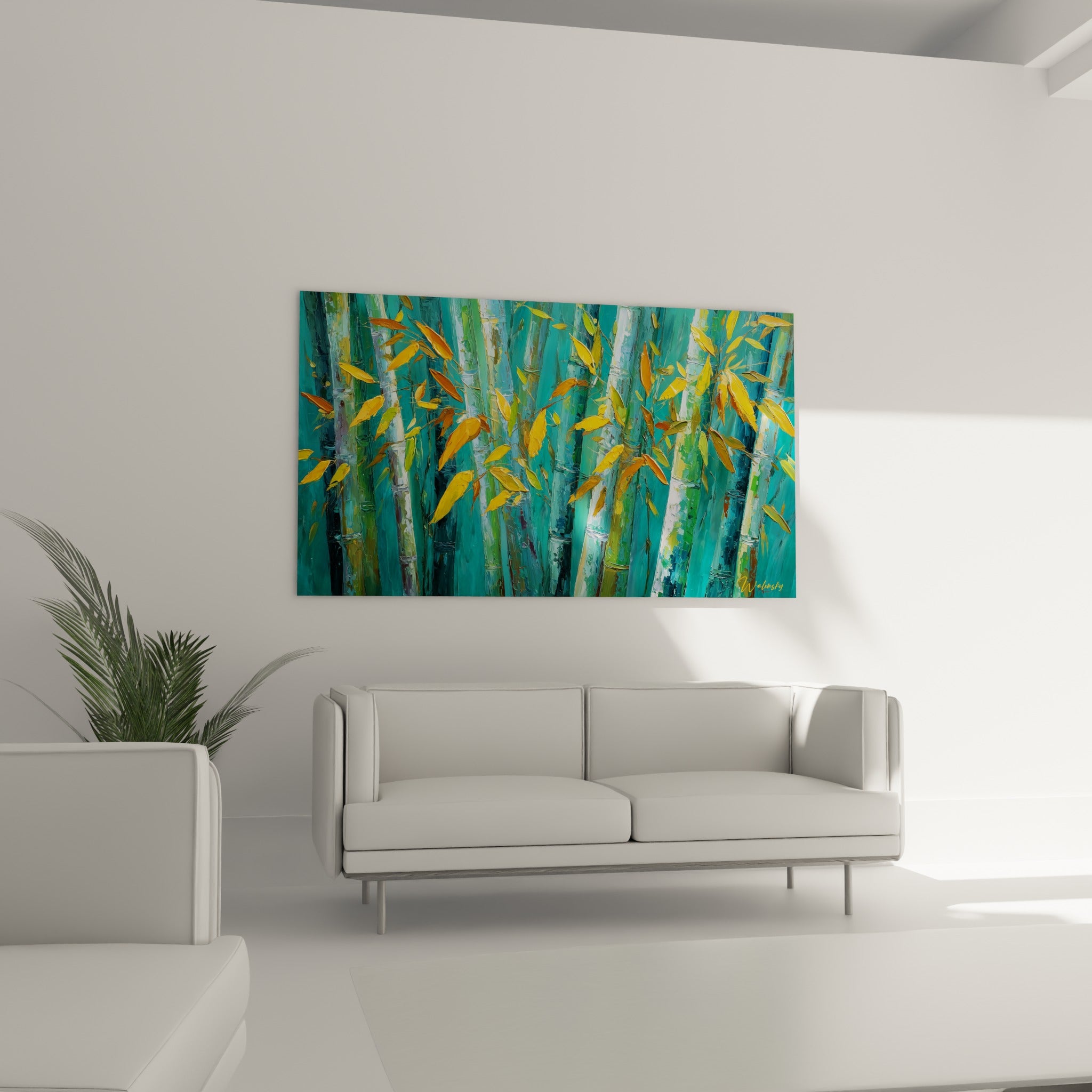 Bambou vert émeraude et feuilles ocre en composition dense, au-dessus d'un canapé dans un salon lumineux