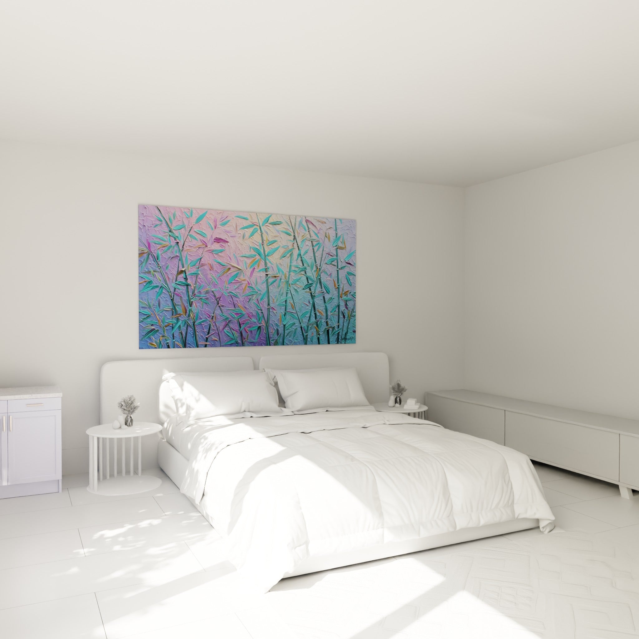 Tiges de bambou turquoise et feuillage mauve pastel accrochées au-dessus d'un lit dans une chambre claire