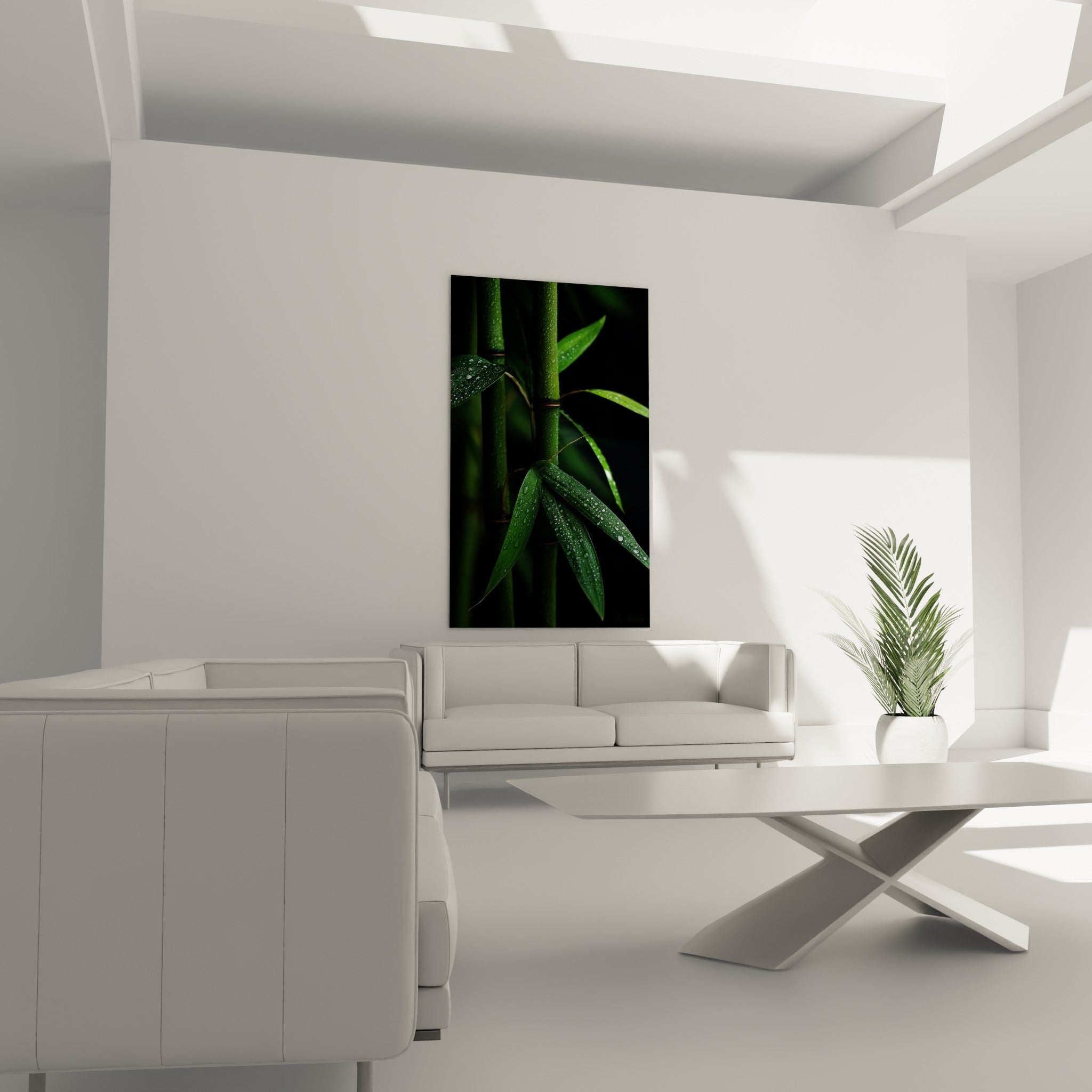 Tiges de bambou vert et noir ruisselantes de rosée au-dessus d'un canapé dans un salon lumineux