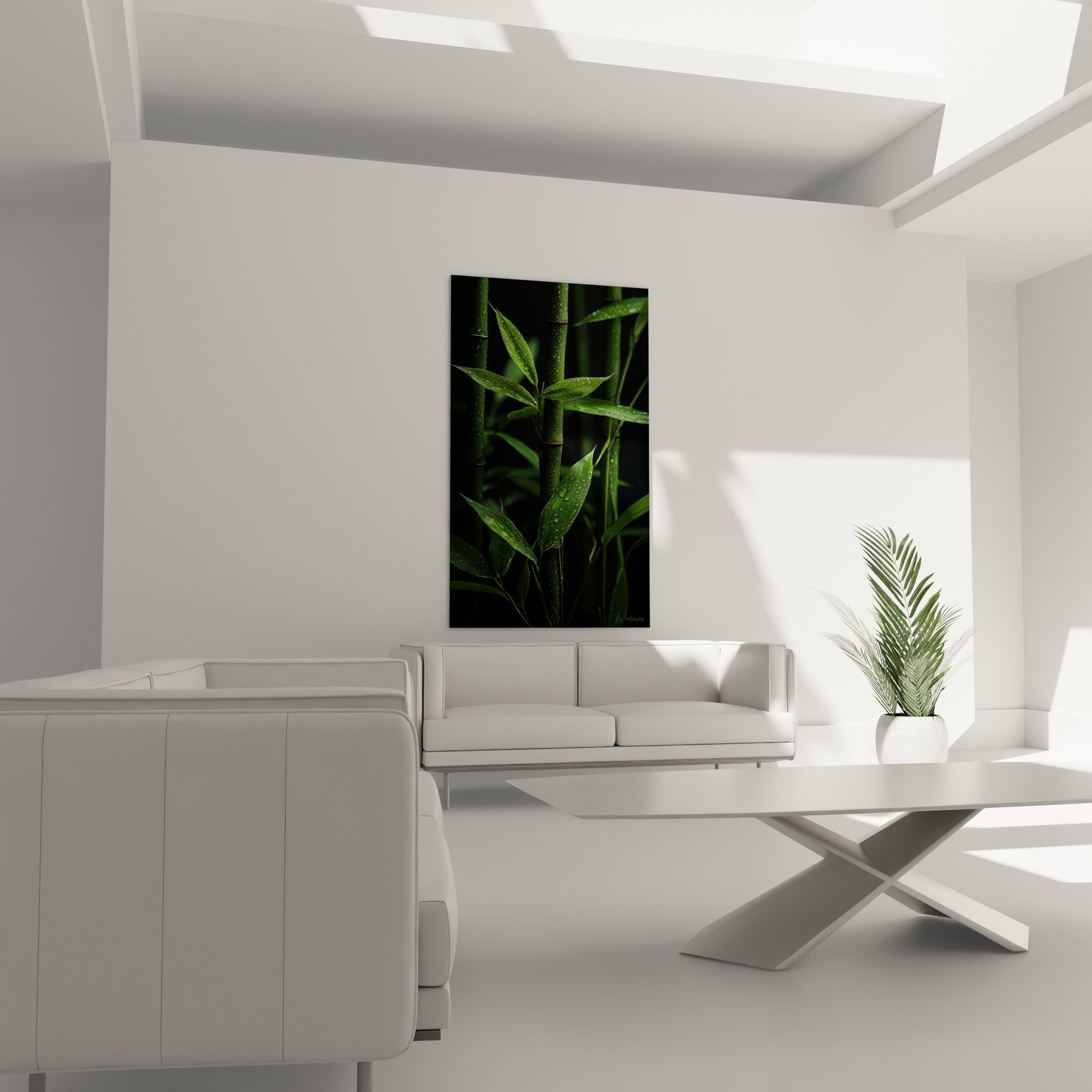 Feuillage de bambou vert sombre orné de rosée scintillante au-dessus d'un canapé dans un salon lumineux