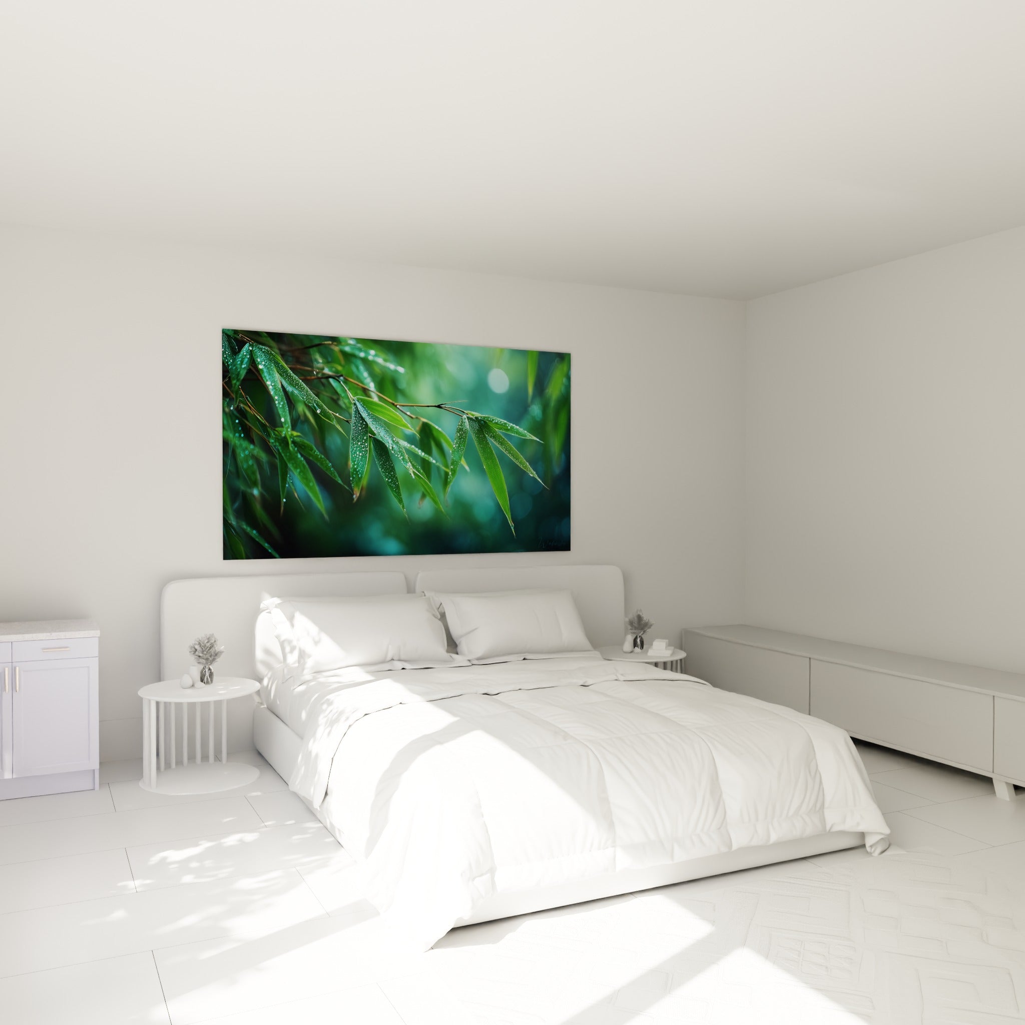 Feuilles de bambou vert et bleu turquoise perlées d'eau au-dessus d'un lit dans une chambre claire