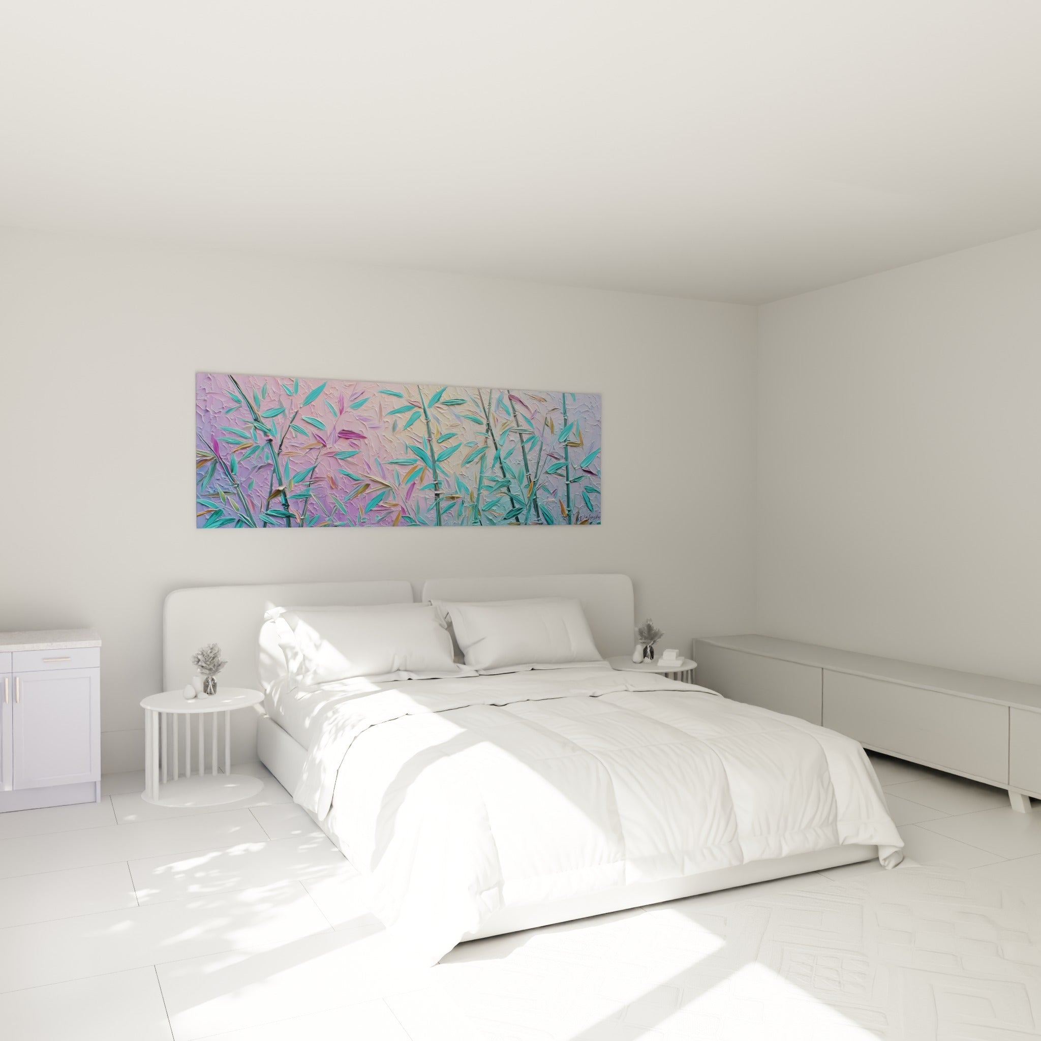 Feuillages de bambou vert émeraude et mauve accrochés au-dessus d'un lit dans une chambre claire