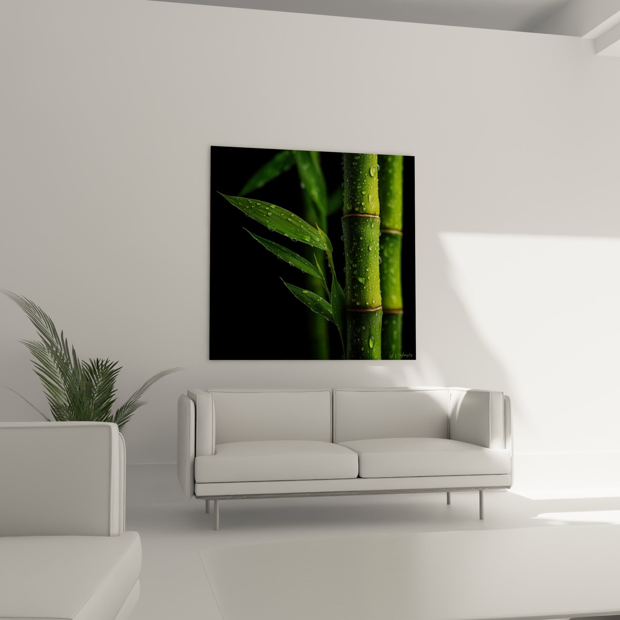 Feuilles de bambou vertes ruisselantes au-dessus d'un canapé dans un salon lumineux
