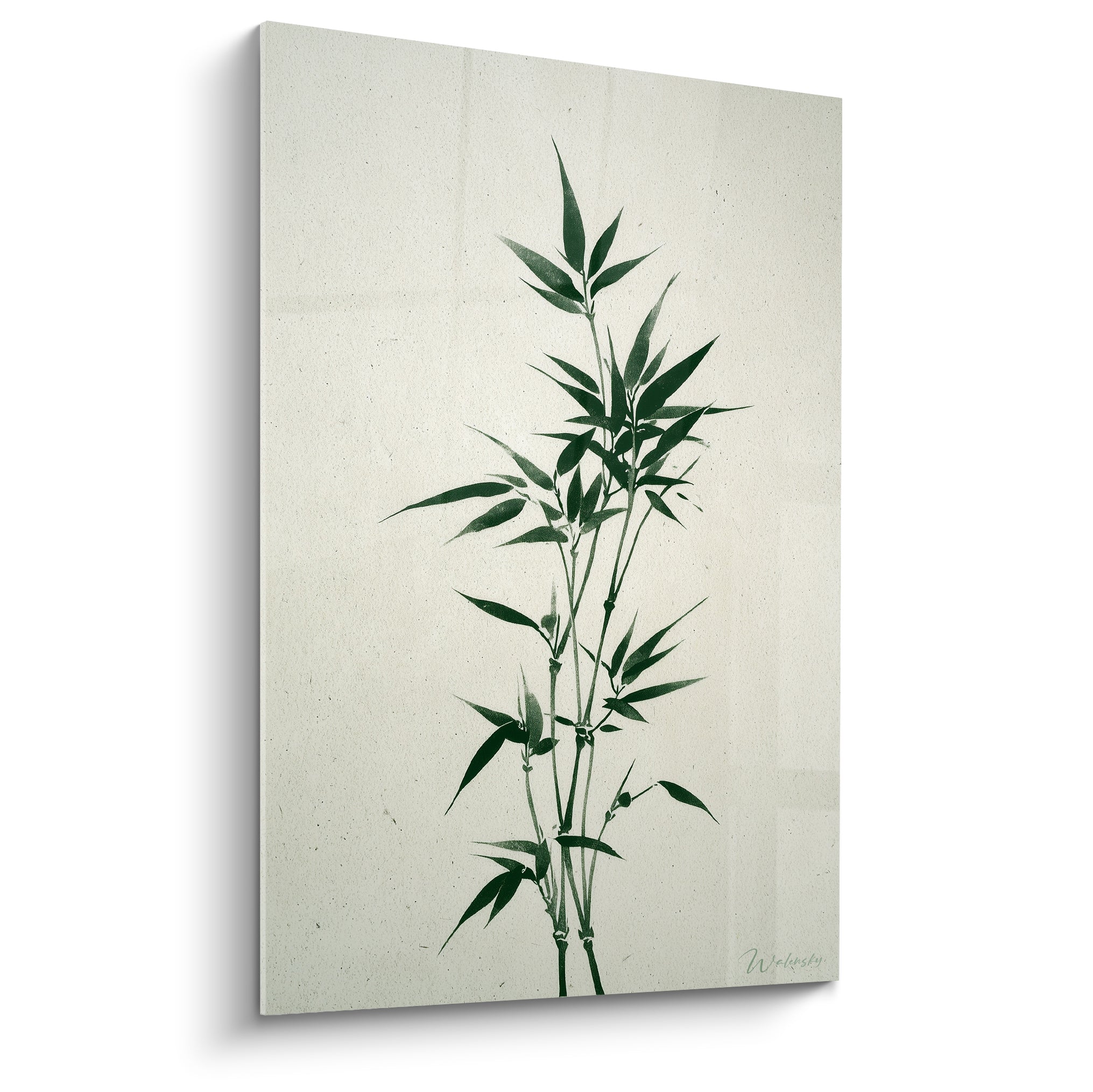Bambou vert sombre aux feuilles effilées sur fond blanc cassé texturé, style encre japonaise