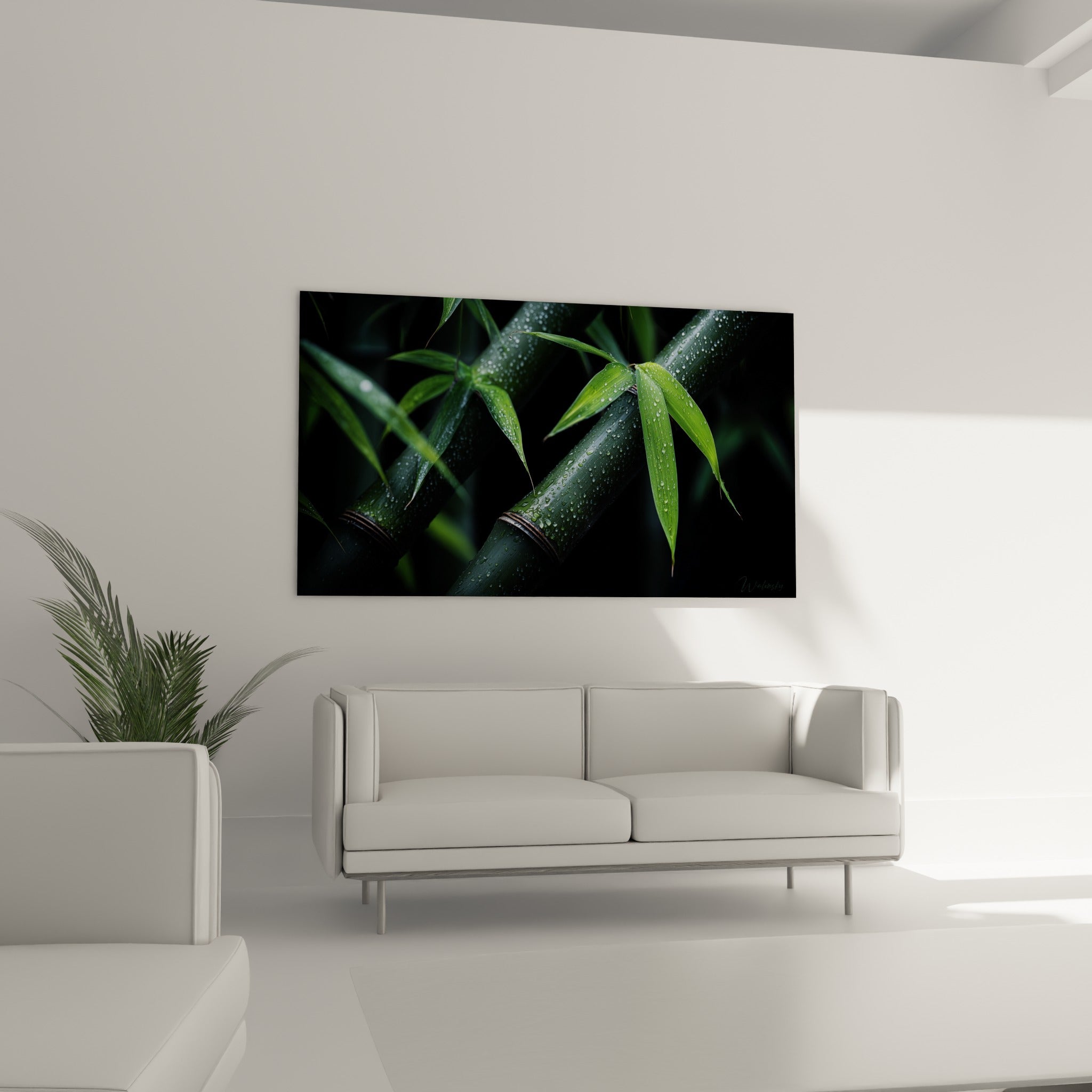 Feuilles vertes et tiges anthracite humides de bambou, au-dessus d'un canapé dans un salon lumineux