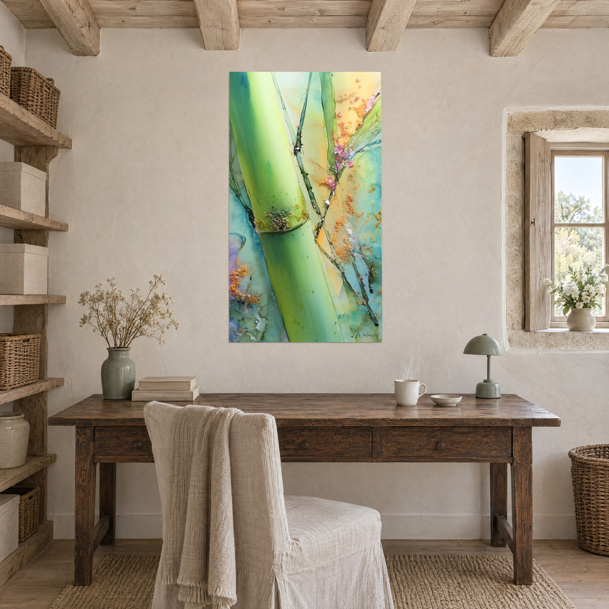 Cuadro bambú en tintas fluidas verde y azul laguna, polvo dorado y flores rosas, en la pared de un despacho con mesa de madera