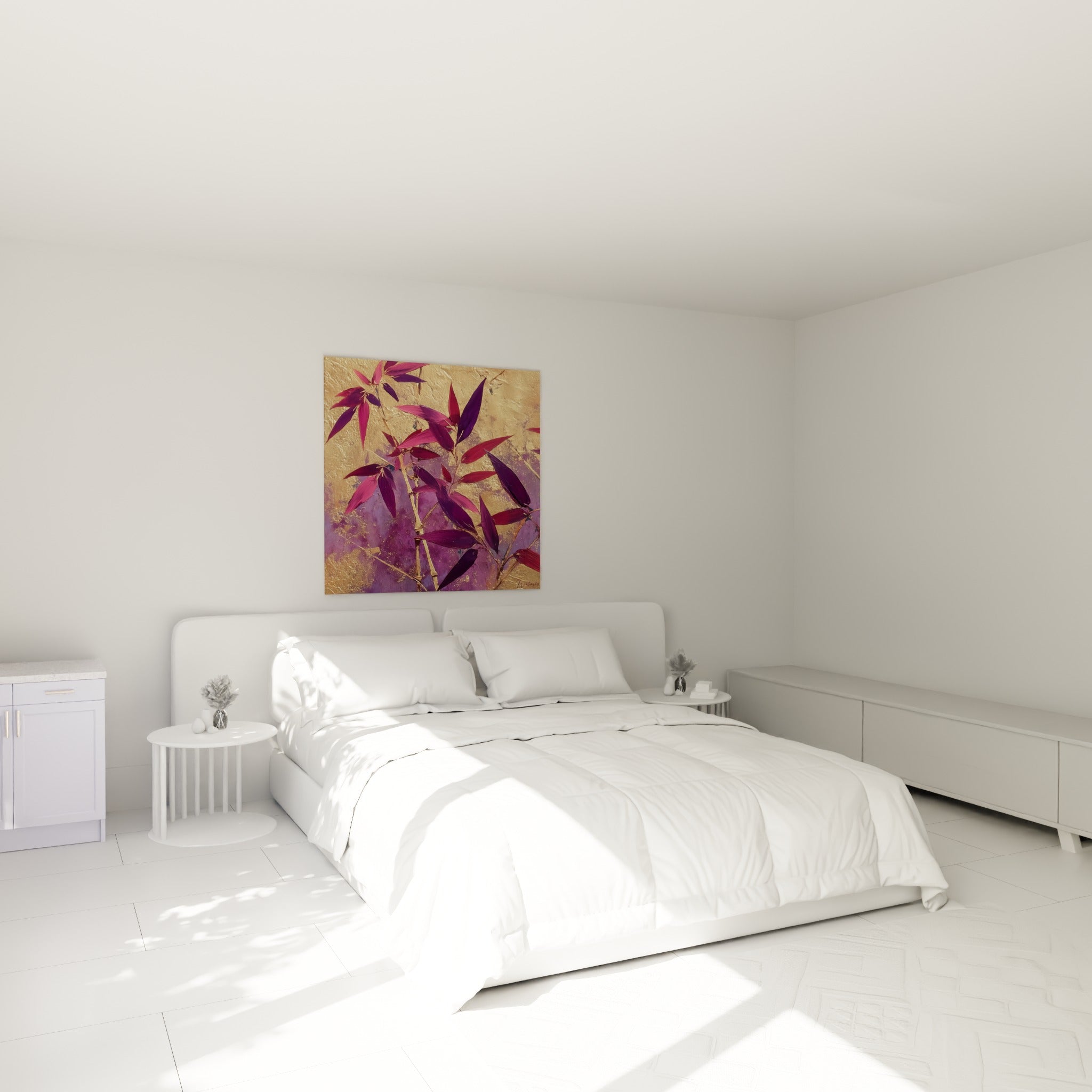 Feuilles de bambou violettes et dorées peintes avec relief, au-dessus d'un lit dans une chambre claire