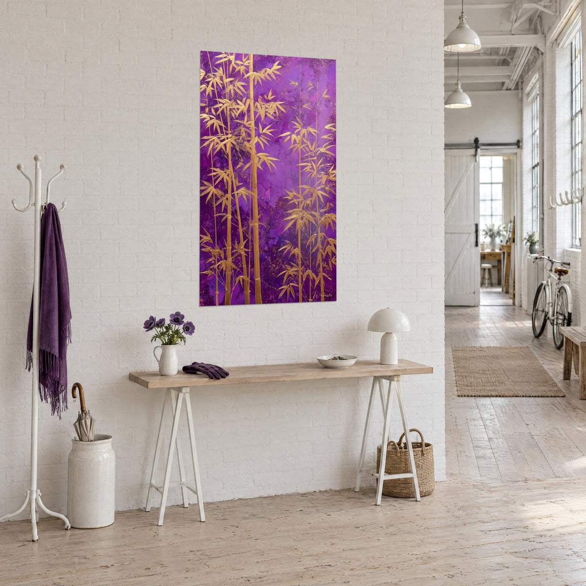 Tableau forêt de tiges dorées aux nœuds visibles sur nuées pourpres et mauves, accroché au-dessus d'une console en bois