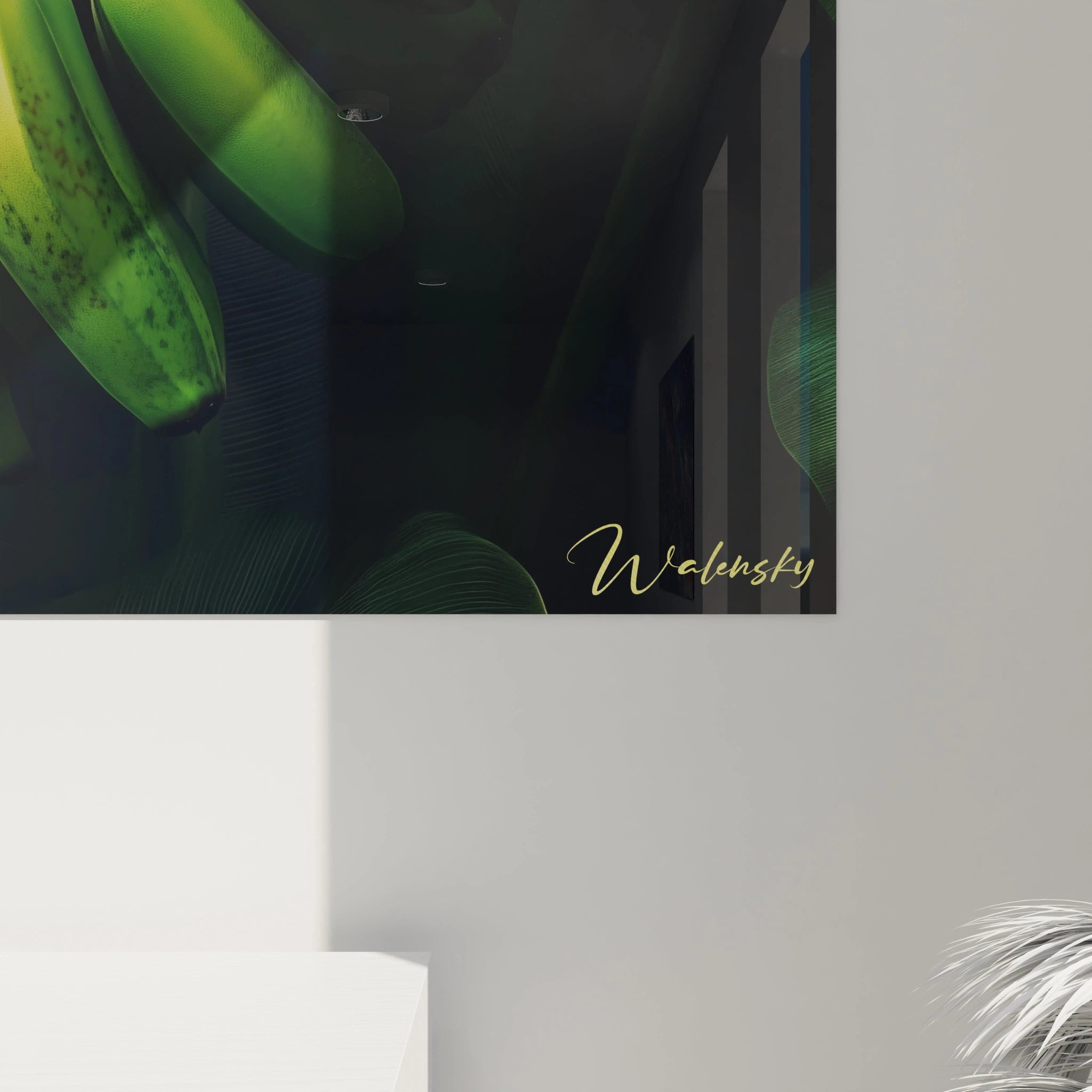 Un tableau banane capturant des bananes vertes en gros plan, encadrées par des feuilles détaillées. La palette est dominée par le vert foncé, le noir et des touches de jaune, avec des reflets lumineux et contrastés.