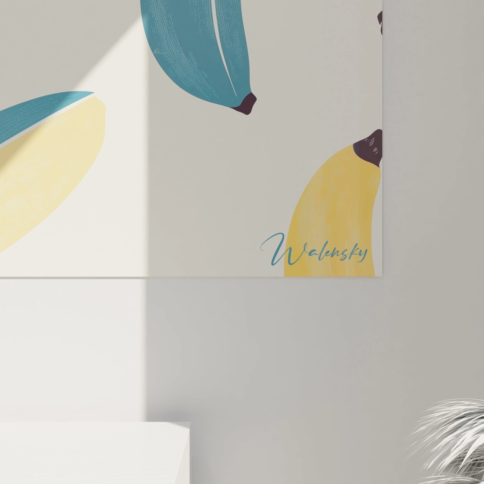 Un tableau banane montrant une composition graphique de bananes aux couleurs contrastées, avec des effets de superposition et des contours légèrement texturés sur un fond clair.