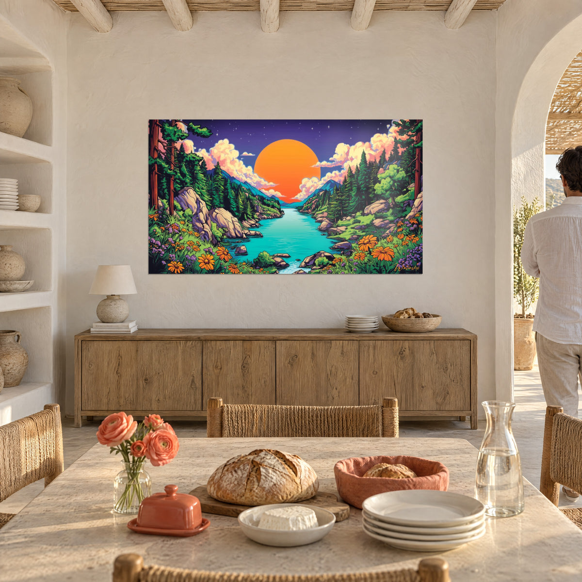 Quadro torrente ciano tra rocce beige e pini, sole arancione fiammeggiante, in un soggiorno con pareti in pietra chiara