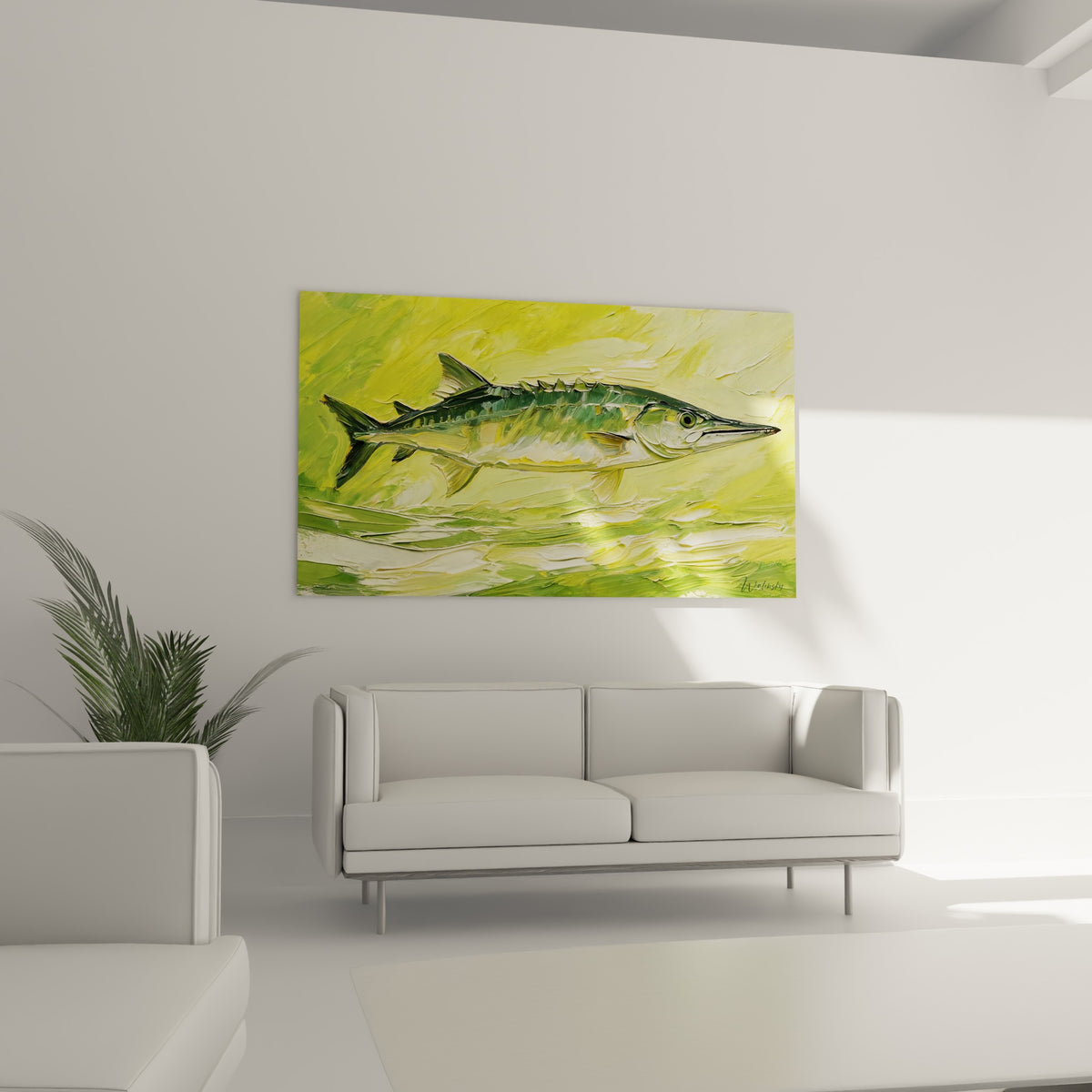 Barracuda anthracite et jaune citron aux écailles texturées, suspendu au-dessus d'un canapé dans un salon lumineux
